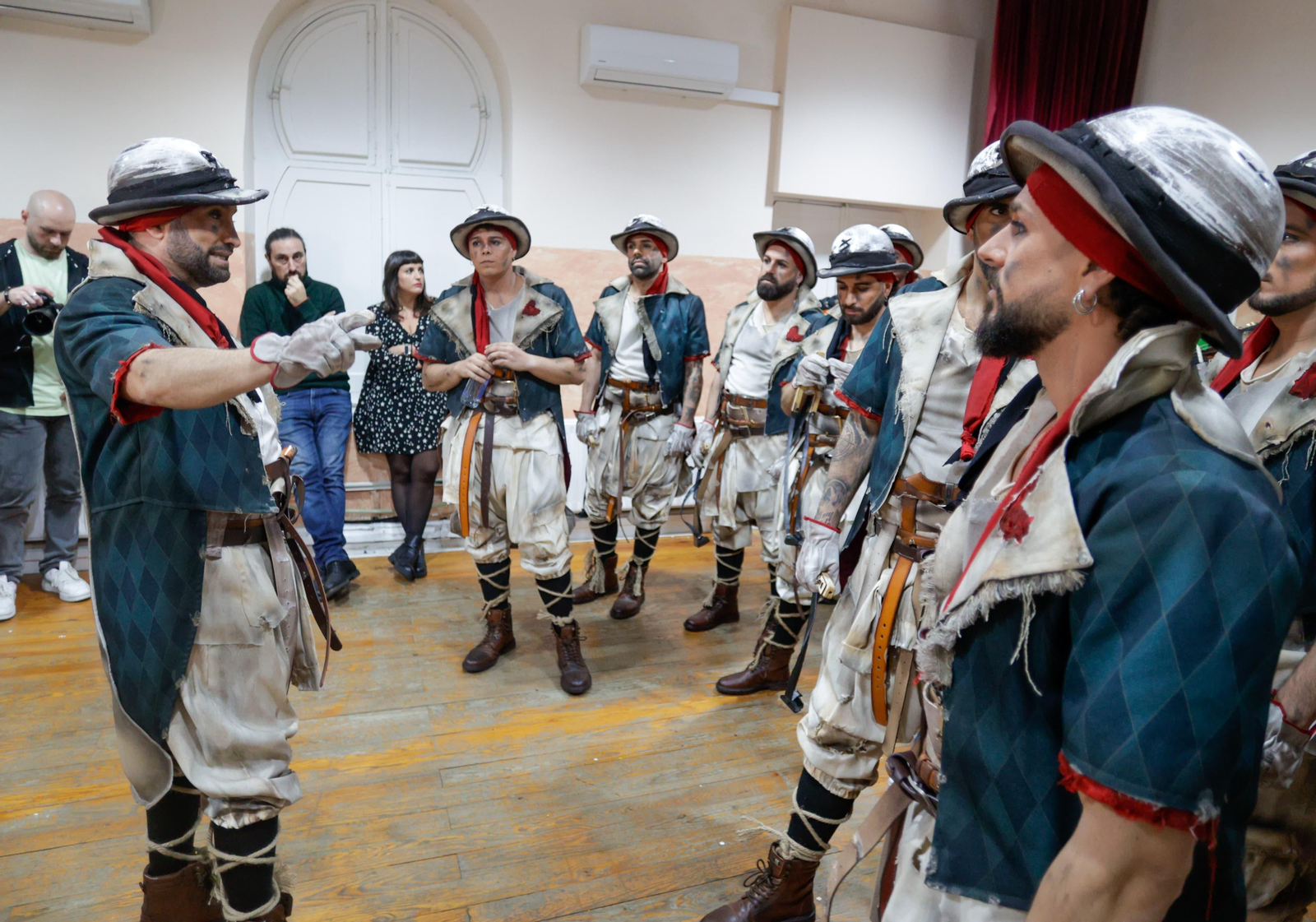El Jona se dirige a su comparsa en uno de los camerinos del Falla.