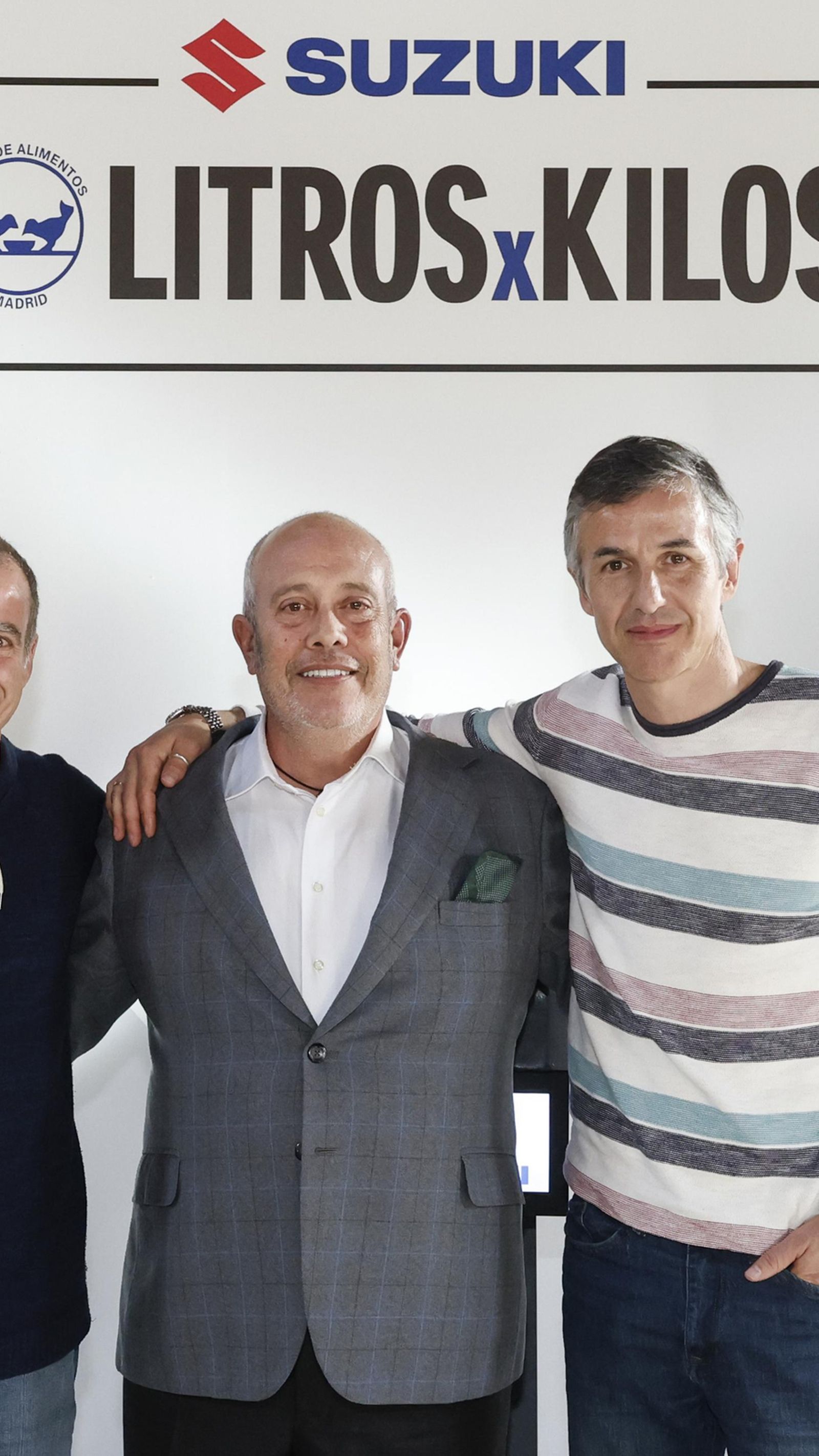 Los ganadores, Javier Montó y Carlos Espinosa, flanquean a Juan López Frade, presidente de Suzuki Ibérica e impulsor del este reto solidario.