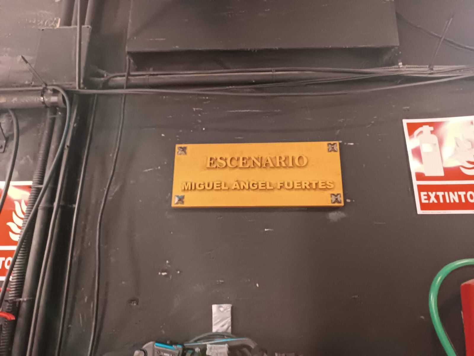 La placa colocada en la parte trasera del escenario del Falla en honor a Miguel Ángel Fuertes.