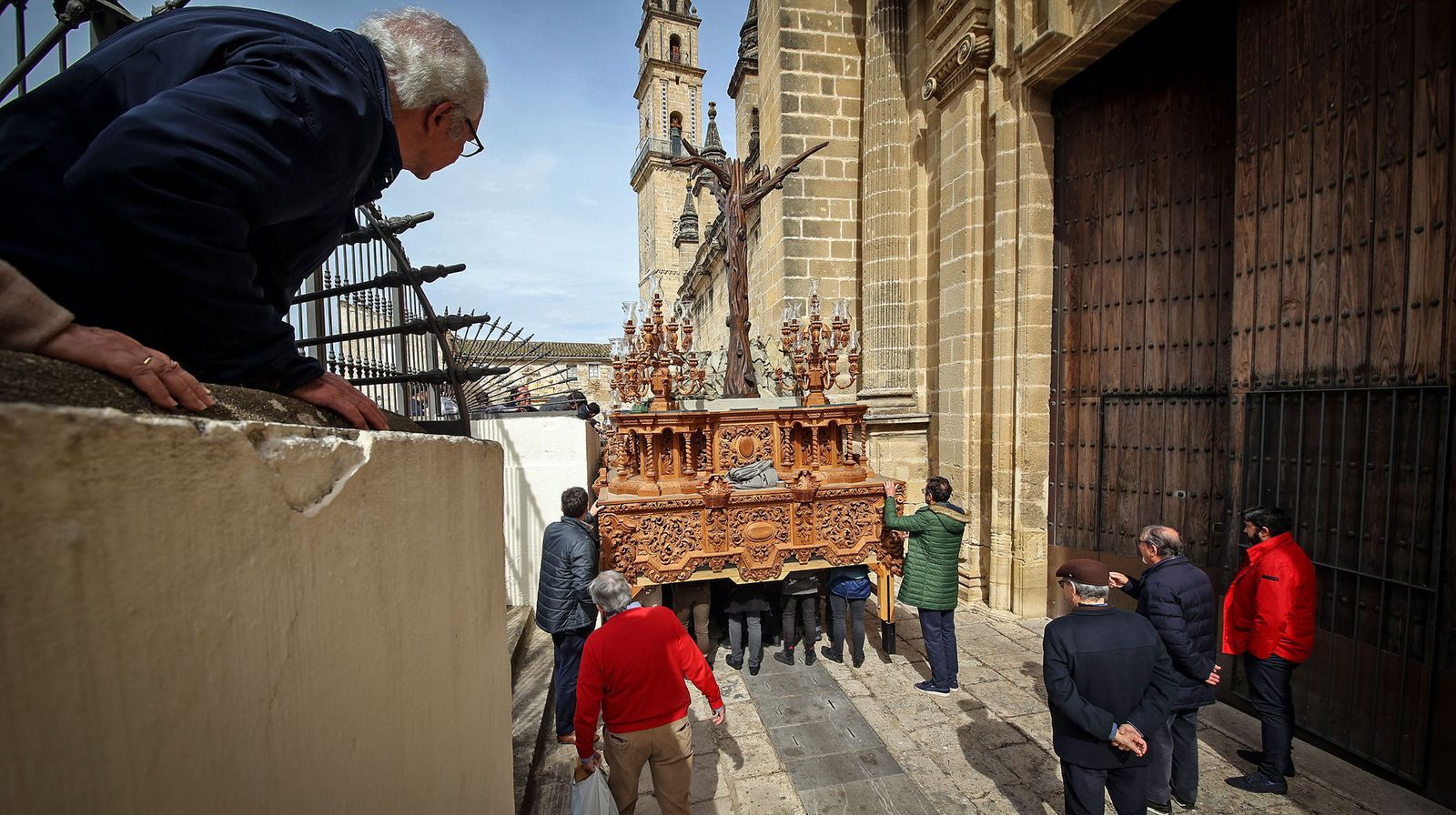 Prueba el pasado año en la Catedral cuando el paso no entraba por la puerta.