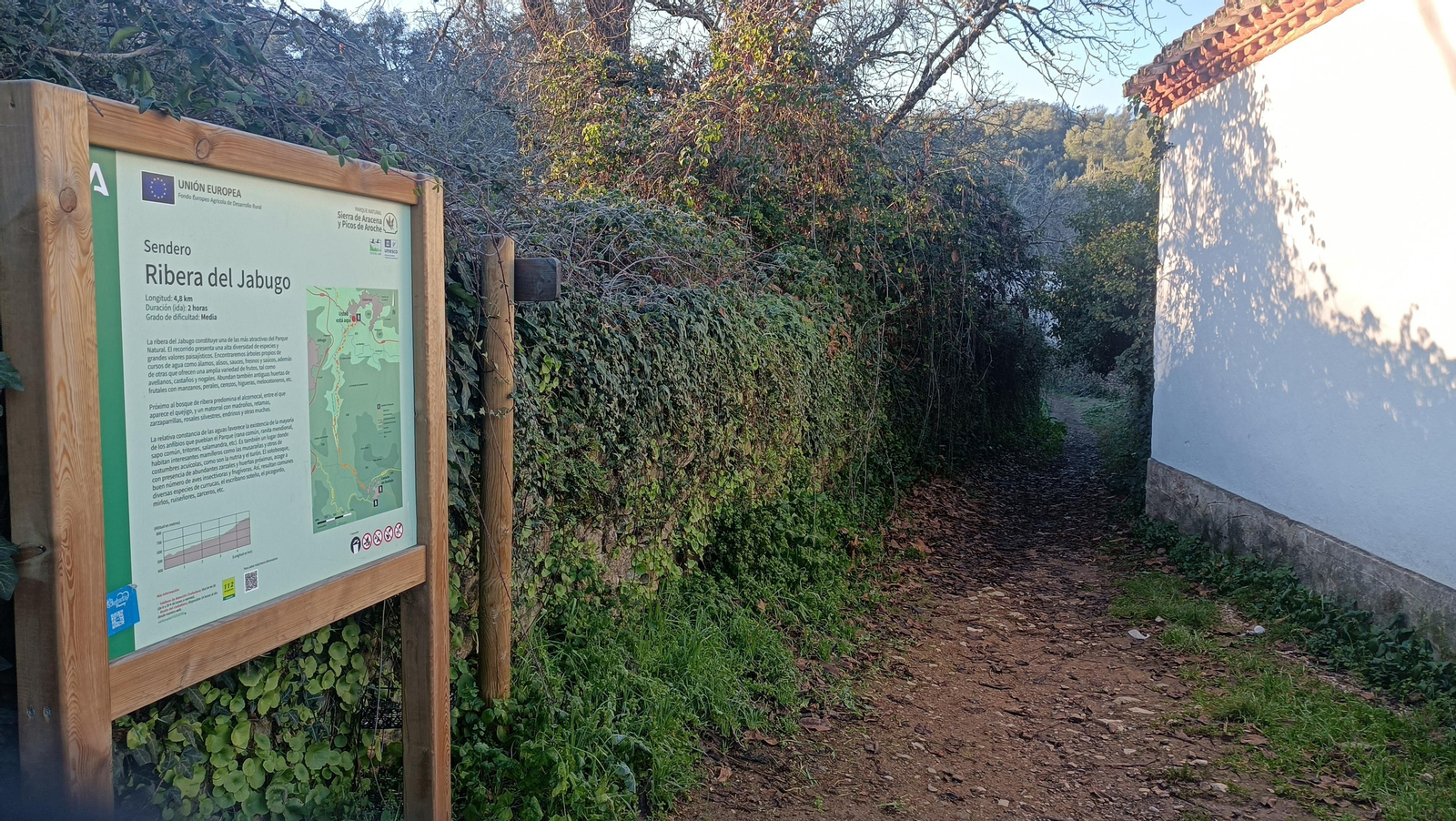 Tras unos 500 metros junto a la carretera, vemos este cartel que indica el inicio del sendero.