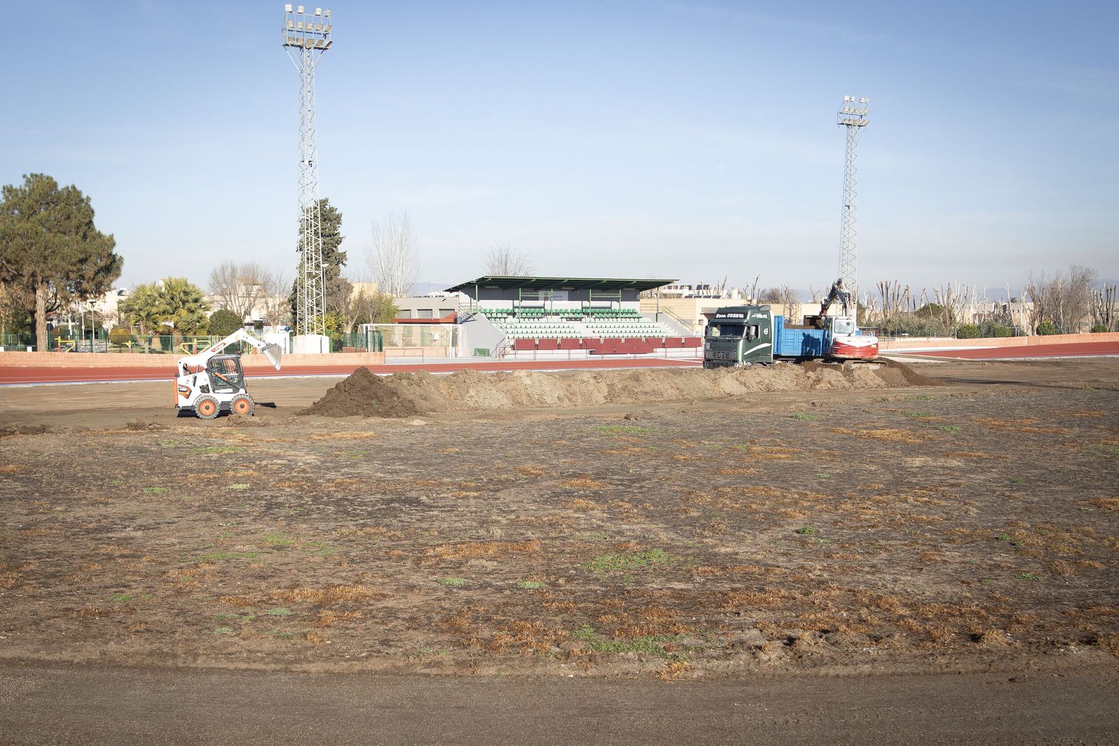 Imagen actual del estado del campo de fútbol-rugby de la Diputación de Granada