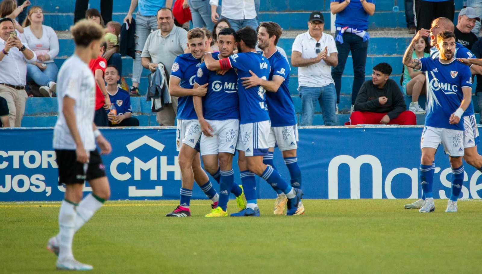 Hugo Díaz celebra su gol al Córdoba CF en el duelo del curso pasado en Linarejos.