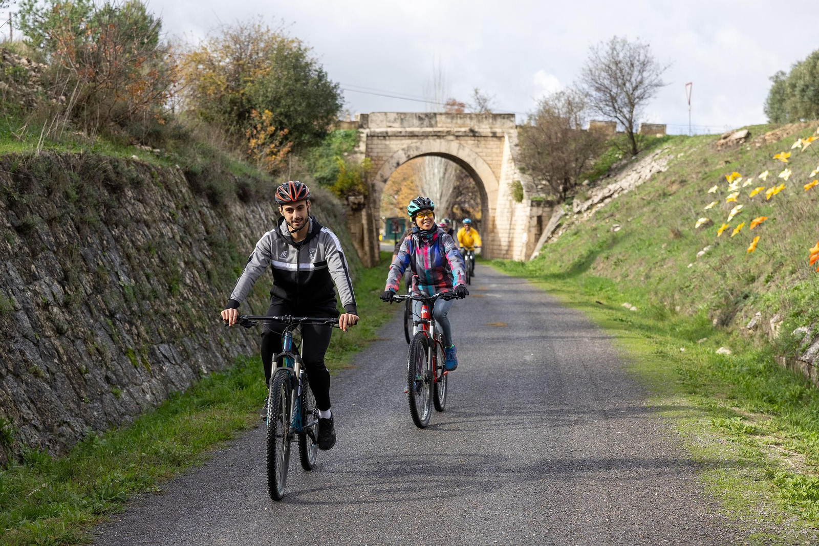 Ciclistas por la  Vía Verde del Aceite
