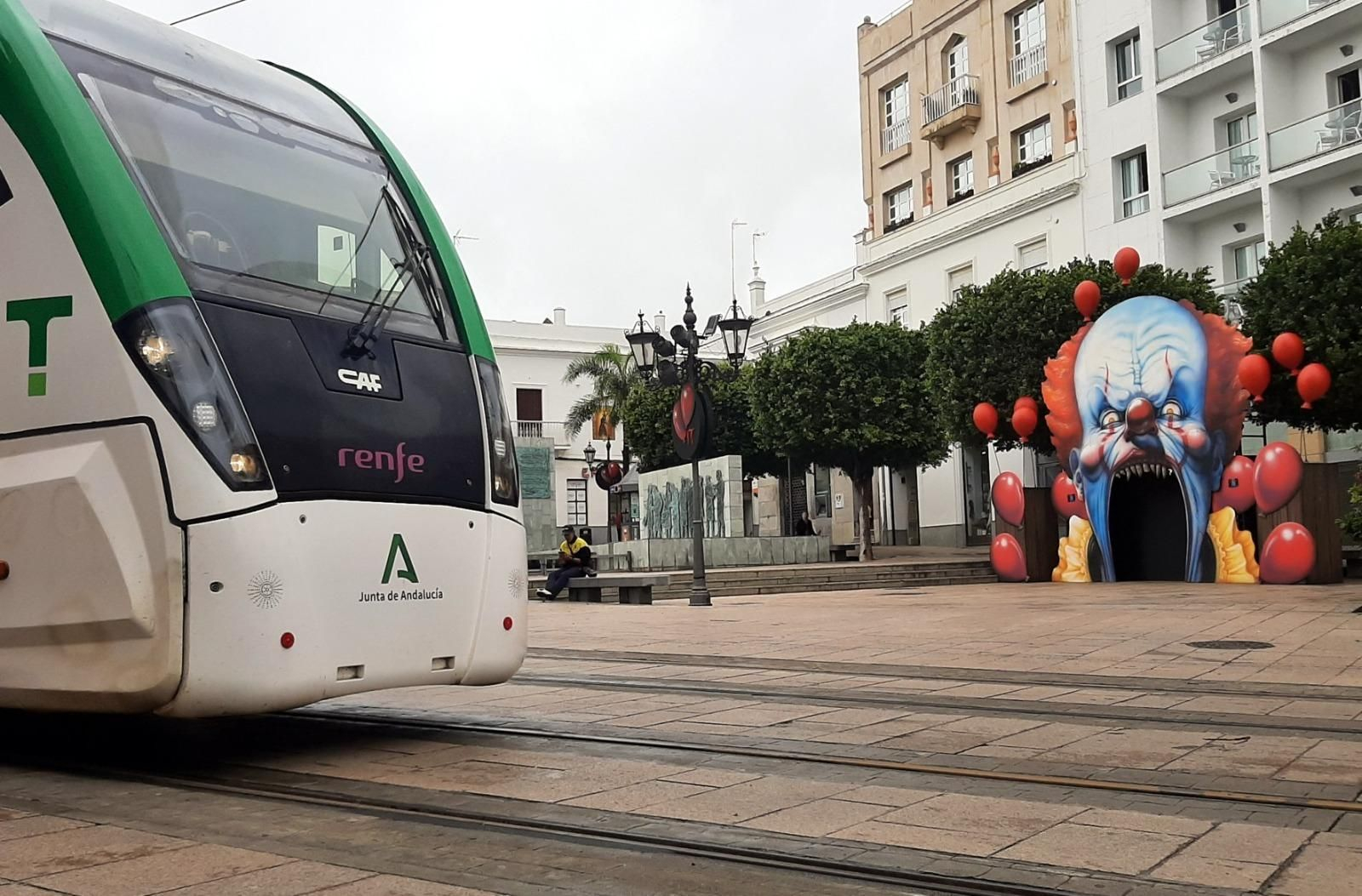 El tranvía, a su paso por la plaza de la Iglesia decorada de Halloween.