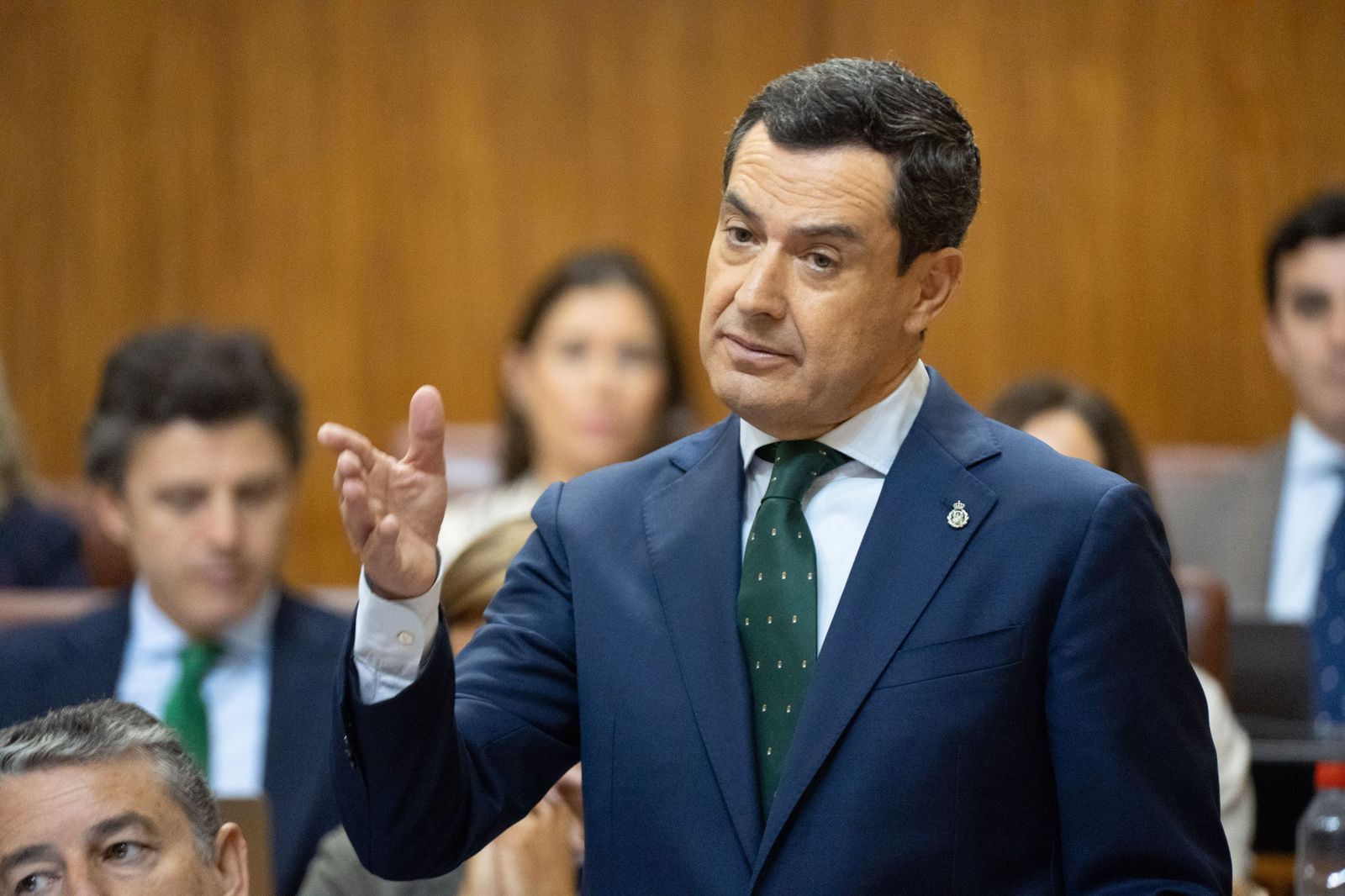 Juanma Moreno en la sesión de control en el Parlamento de Andalucía esta tarde.