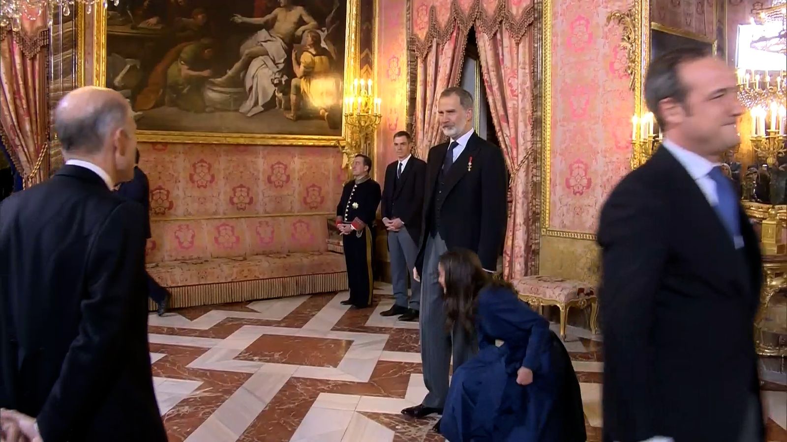 El Rey Felipe rescata a la Reina Letizia tras un divertido percance