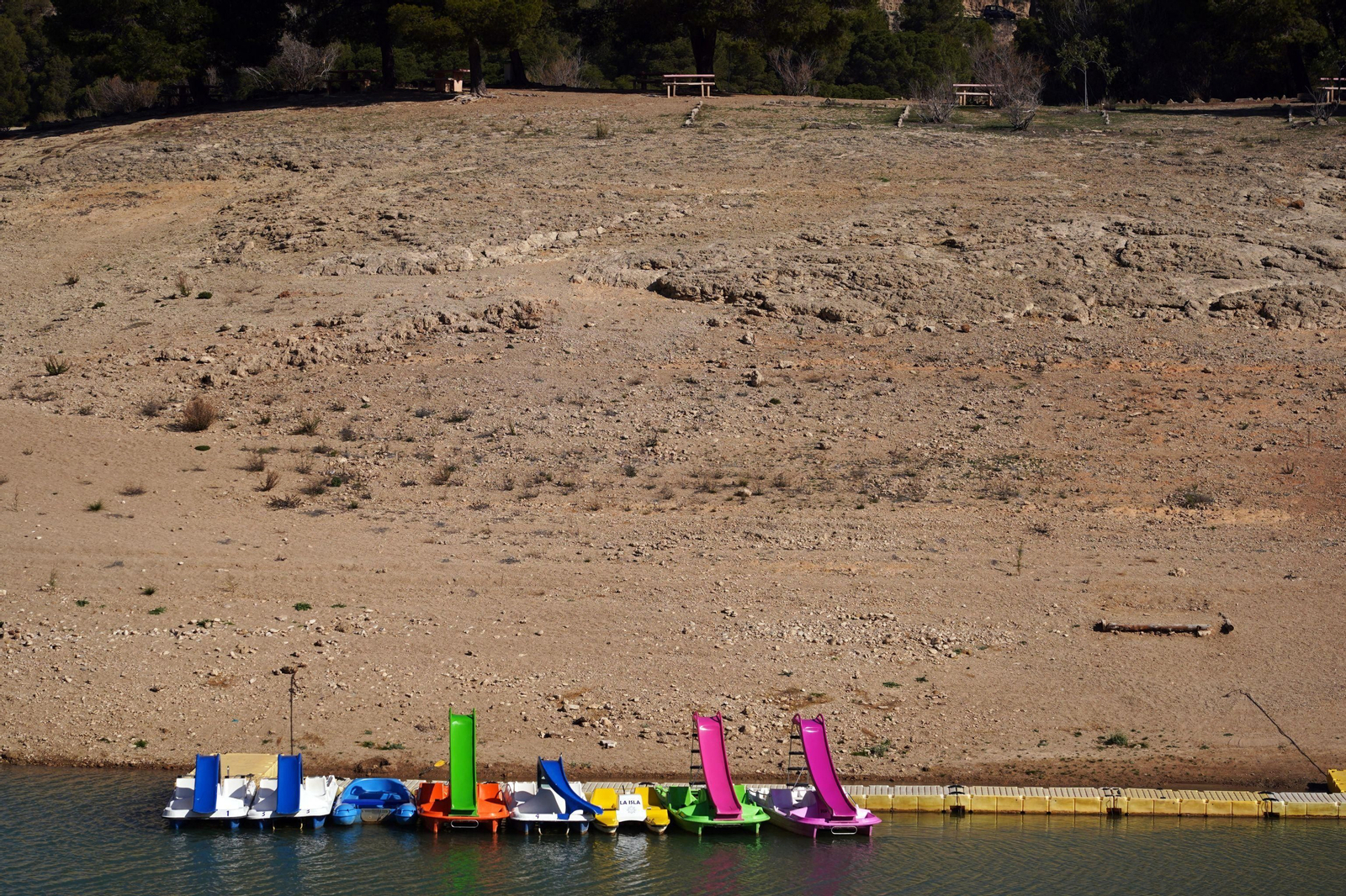 Los efectos de la sequía en el pantano de Guadalteba, en fotos