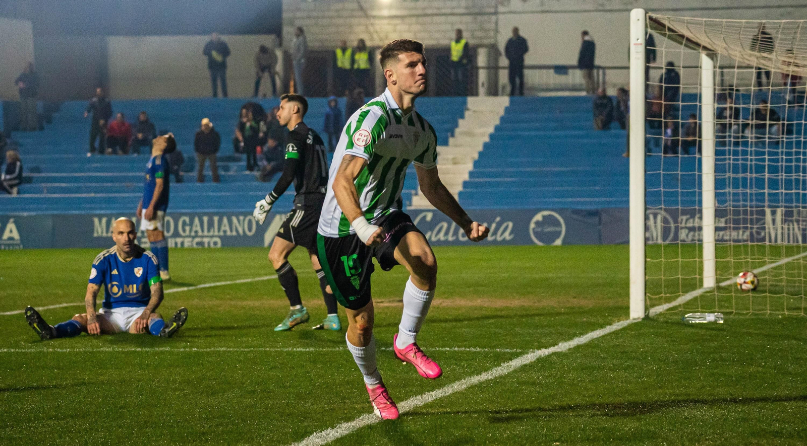 Toril celebra el gol que supuso el 0-2 del Córdoba CF en Linares.