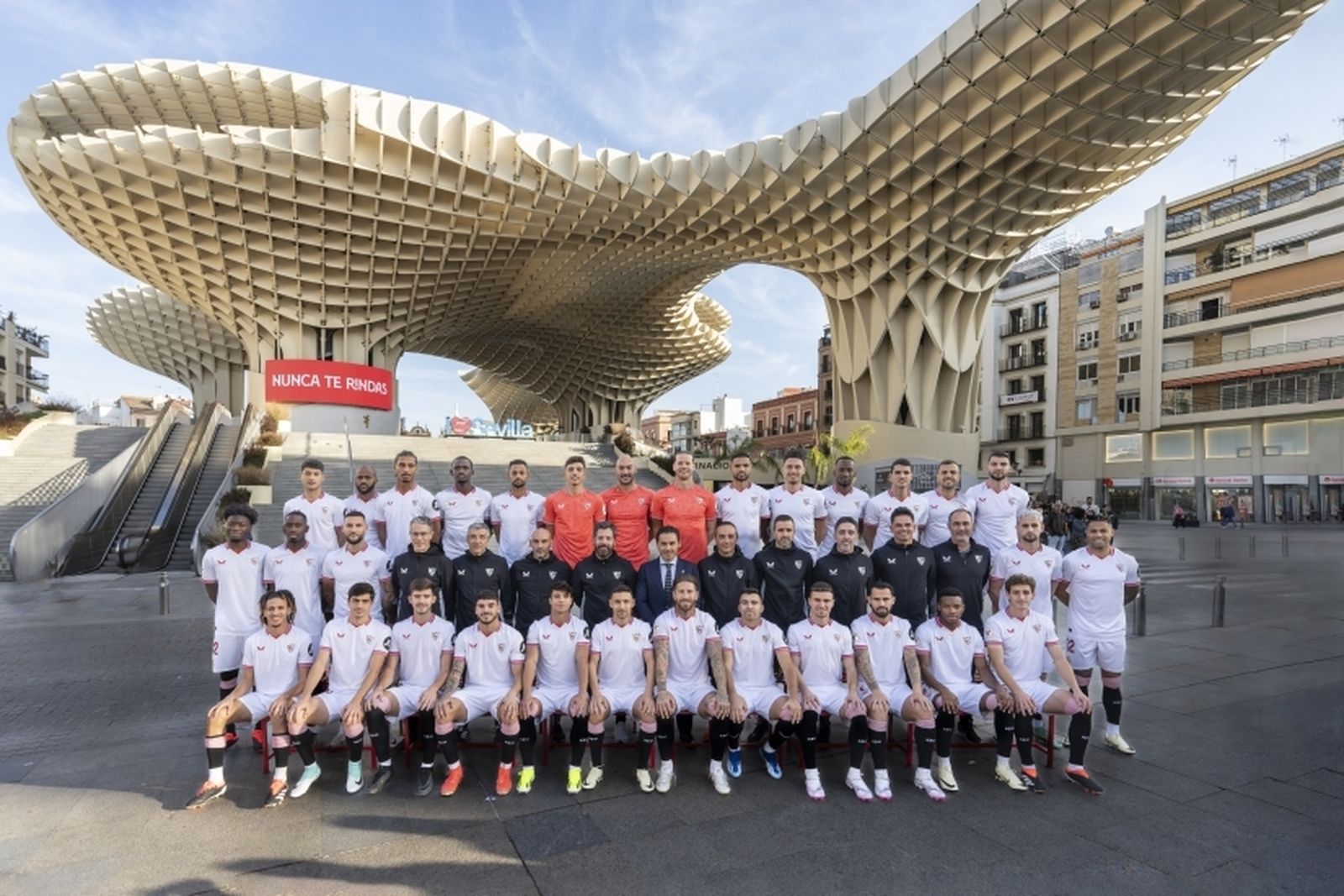 La foto oficial del Sevilla 23-24, en el nuevo lugar de moda de la ciudad