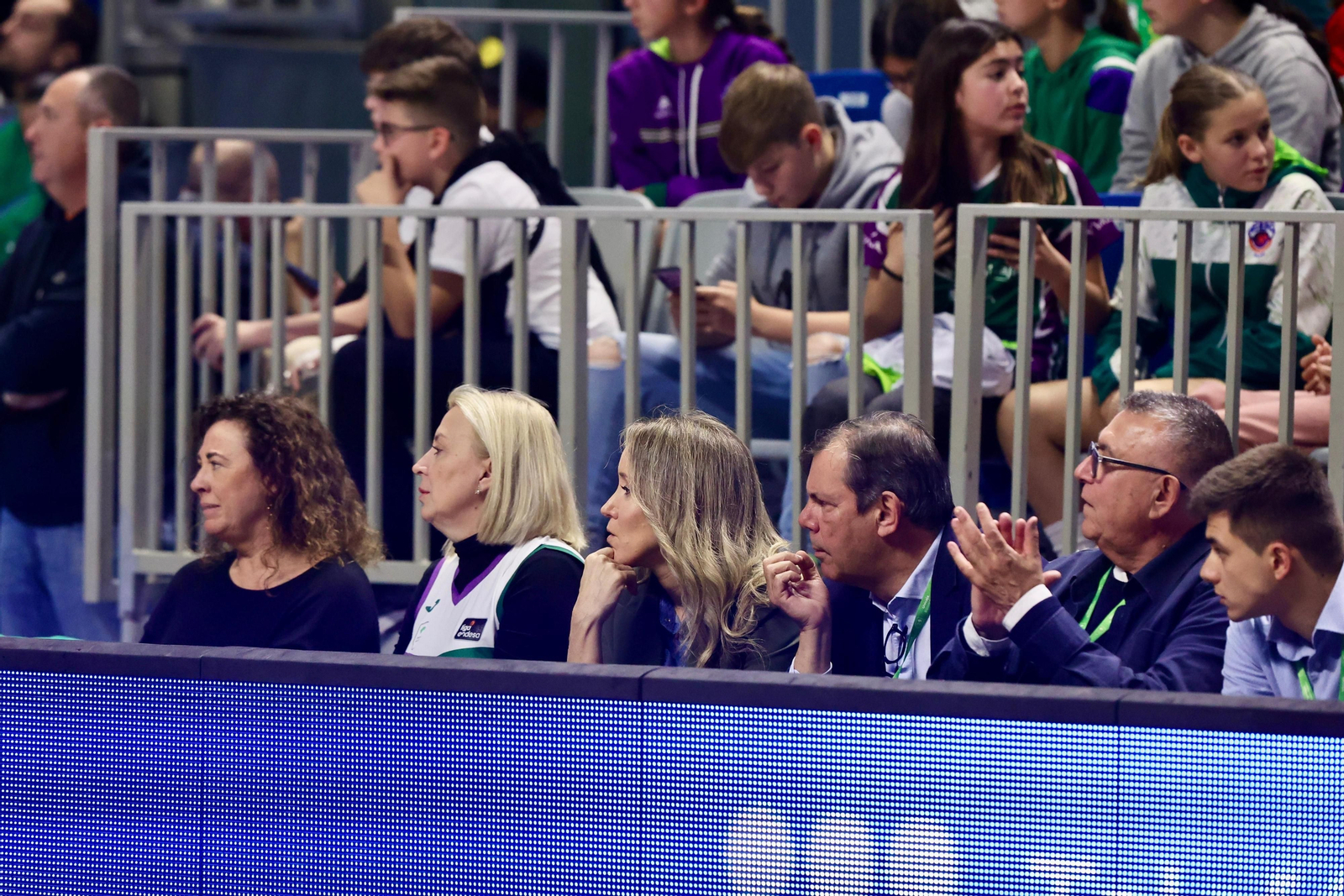 Los jugadores del primer equipo apoyaron al Unicaja Mijas