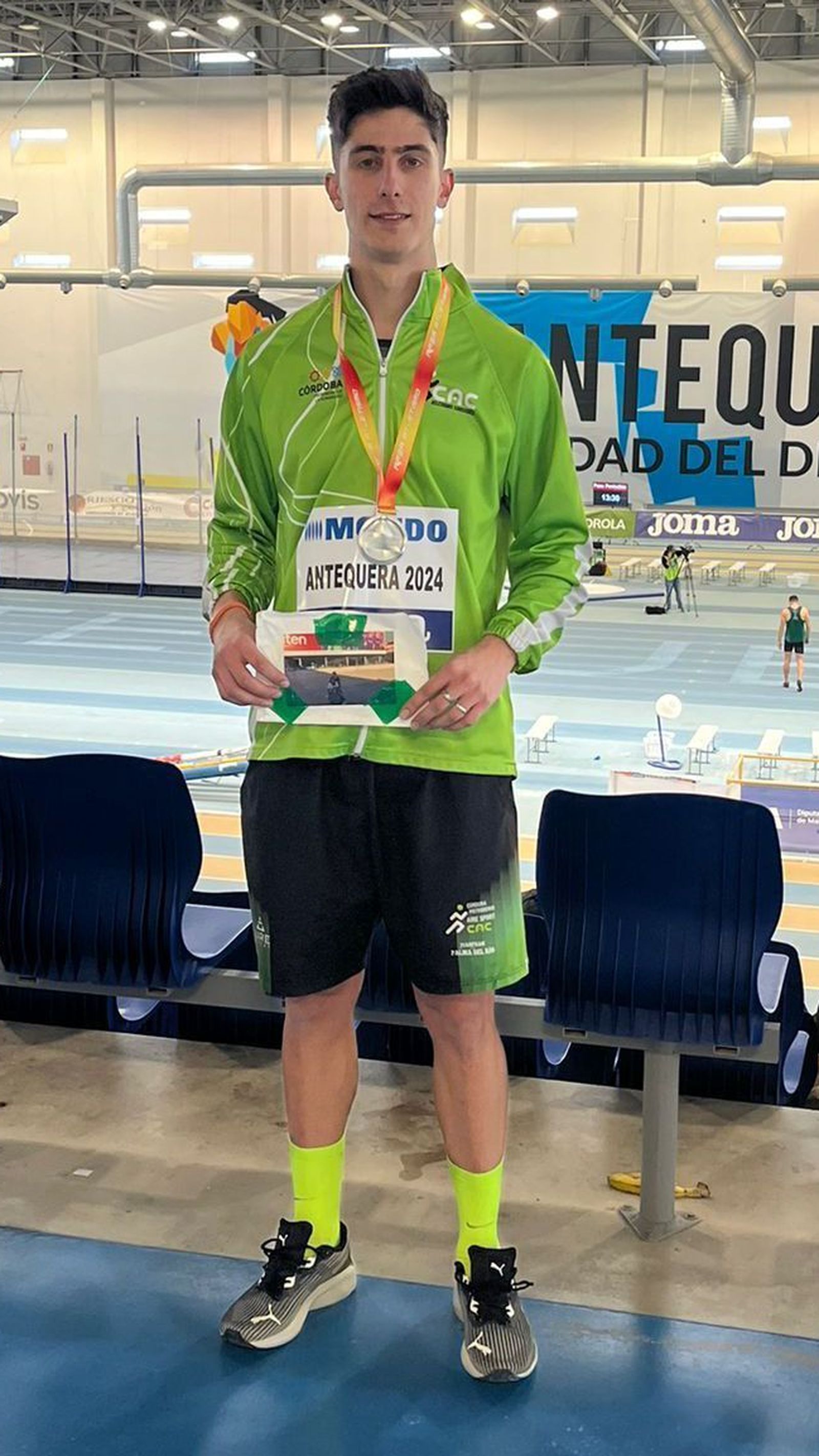 Juan Francisco Trujillo posa con la medalla de plata del Nacional sub 23.