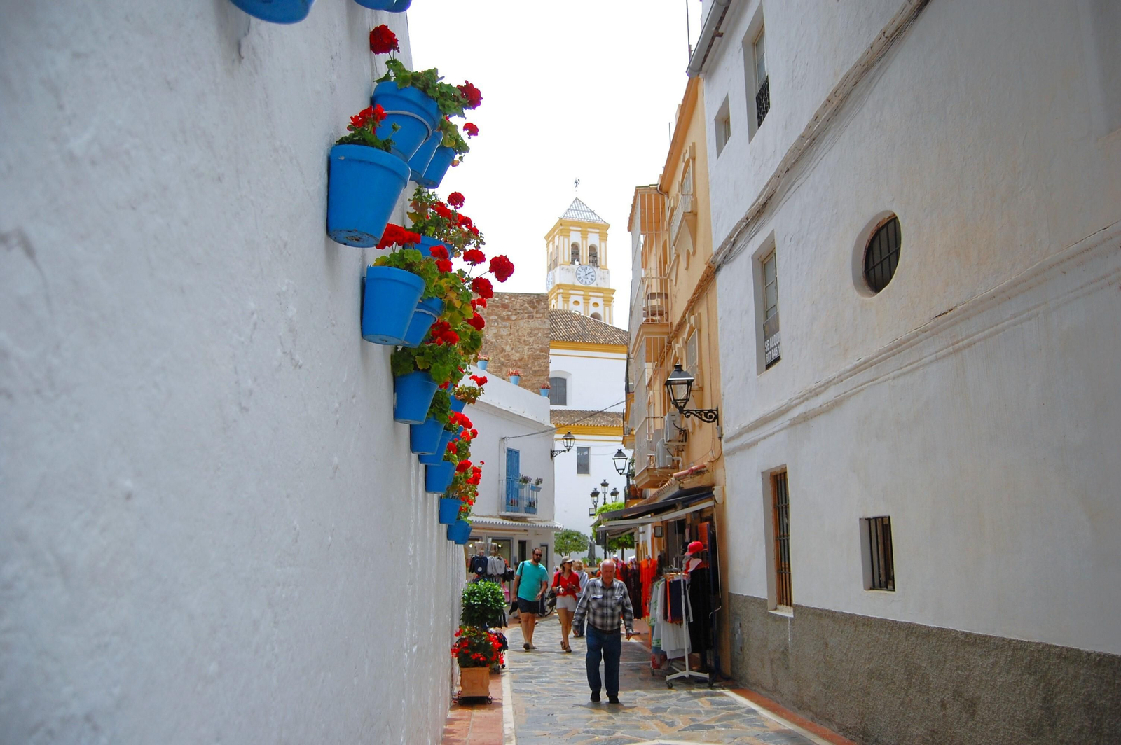 La calle Carmen con la Iglesia Nuestra Señora de la Encarnación al fondo.