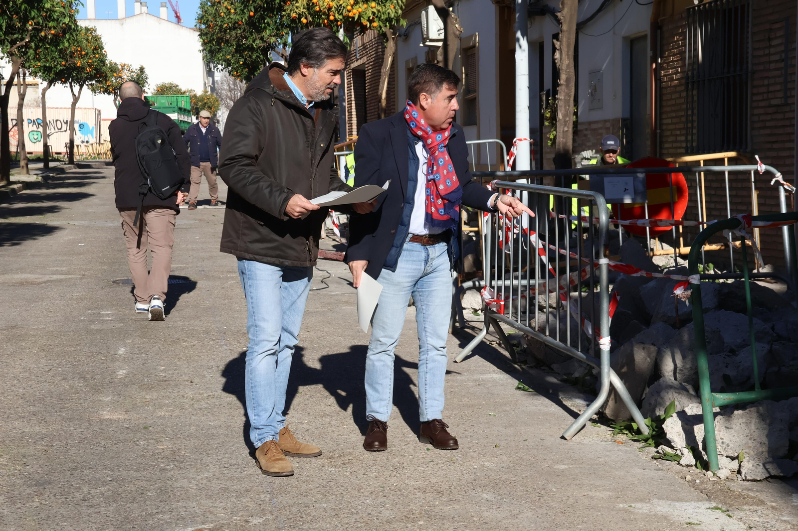Ruiz Madruga (derecha) comprueba las obras de la calle El Vacar.