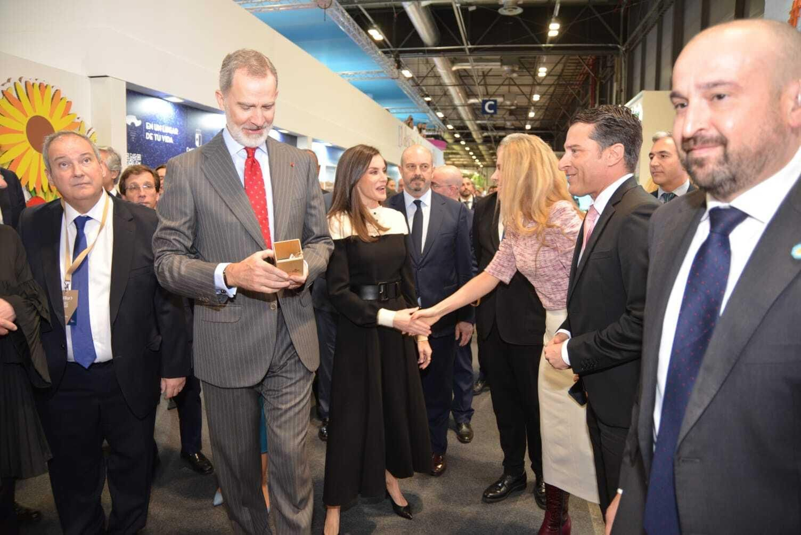 Óscar Medina saluda a los Reyes de España y le entre un obsequio.