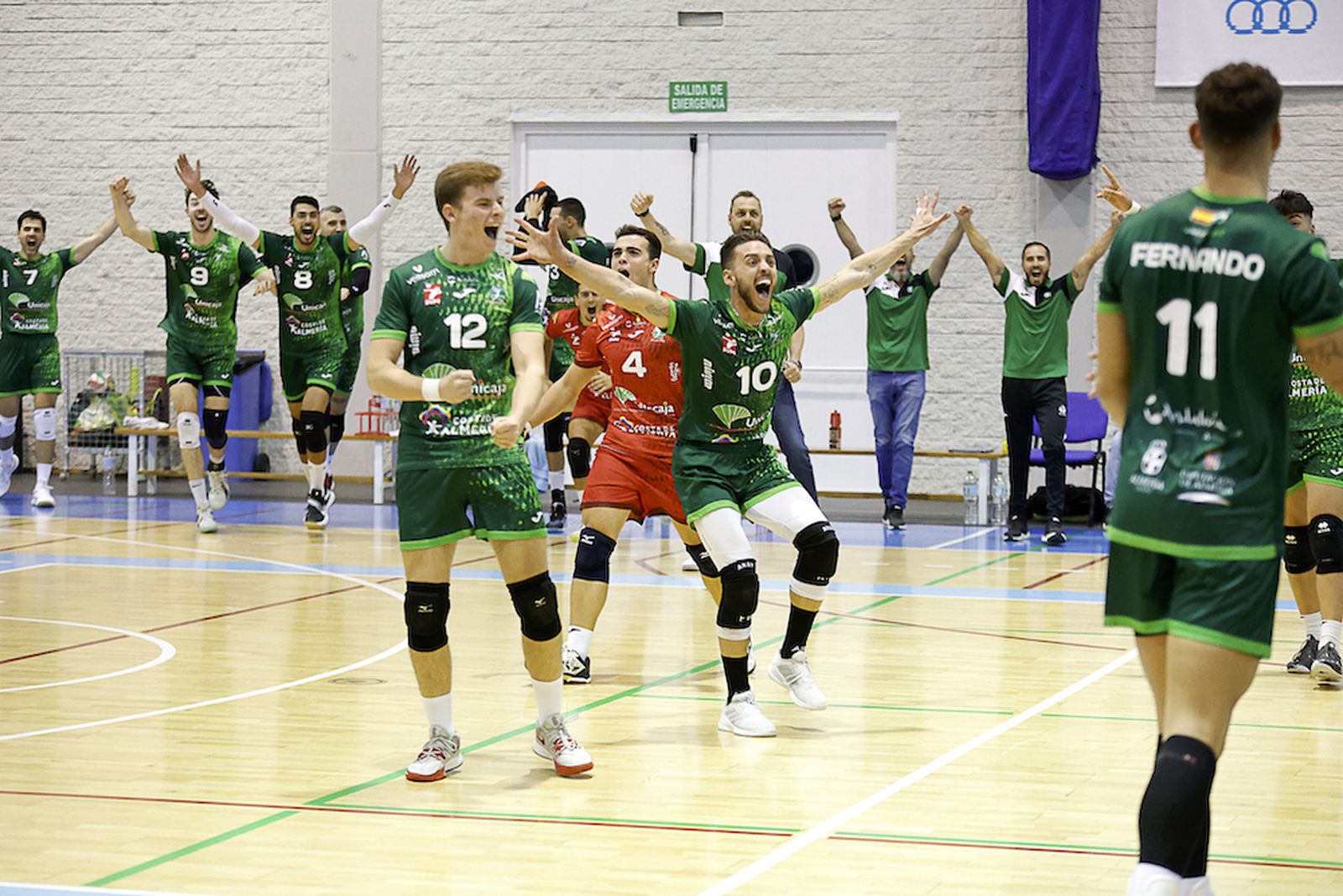 Los ahorradores celebran una de sus victorias conseguidas en el Moisés Ruiz esta temporada.