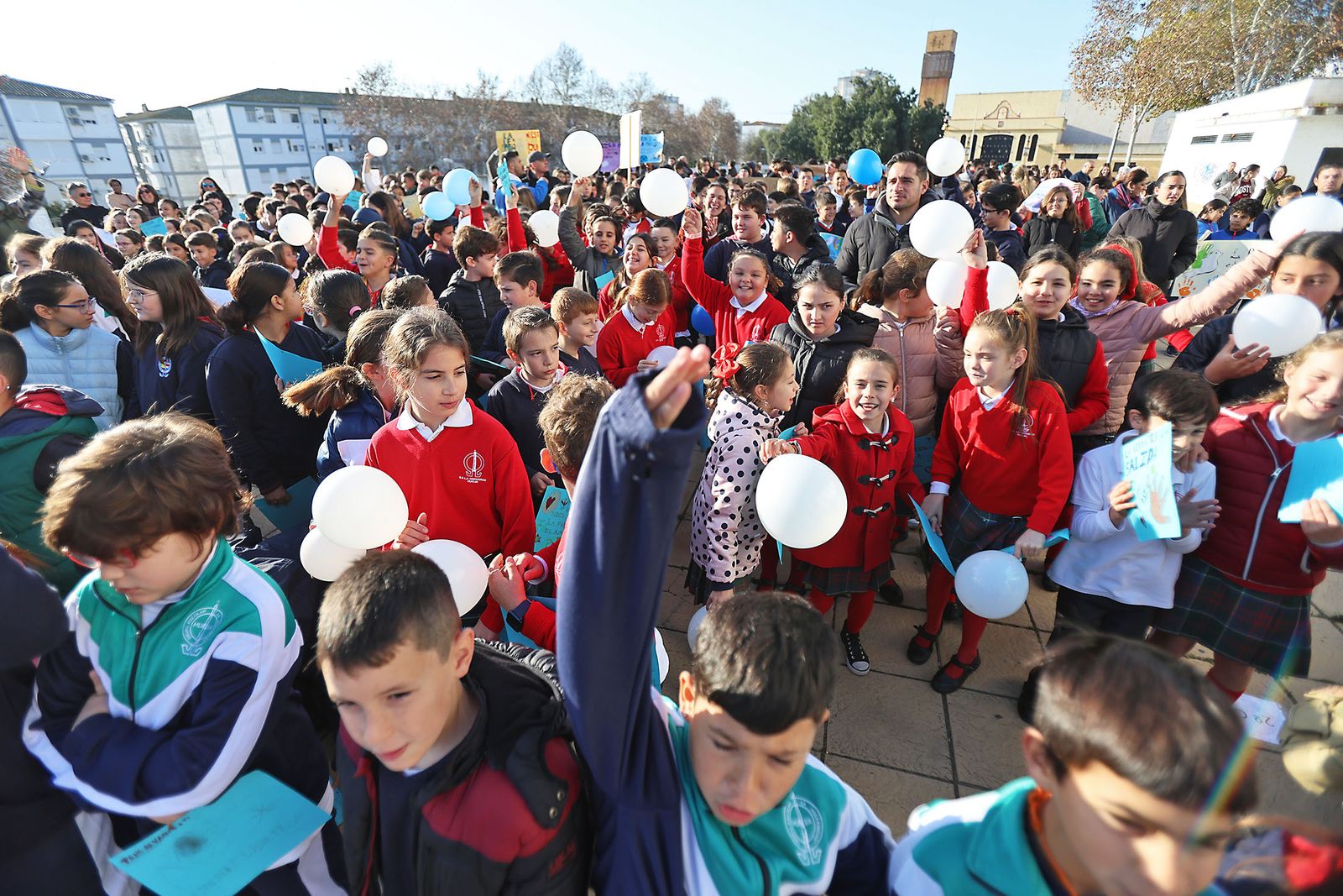 Imágenes del acto del Día a la No Violencia y la Paz del Colegio La Hispanidad