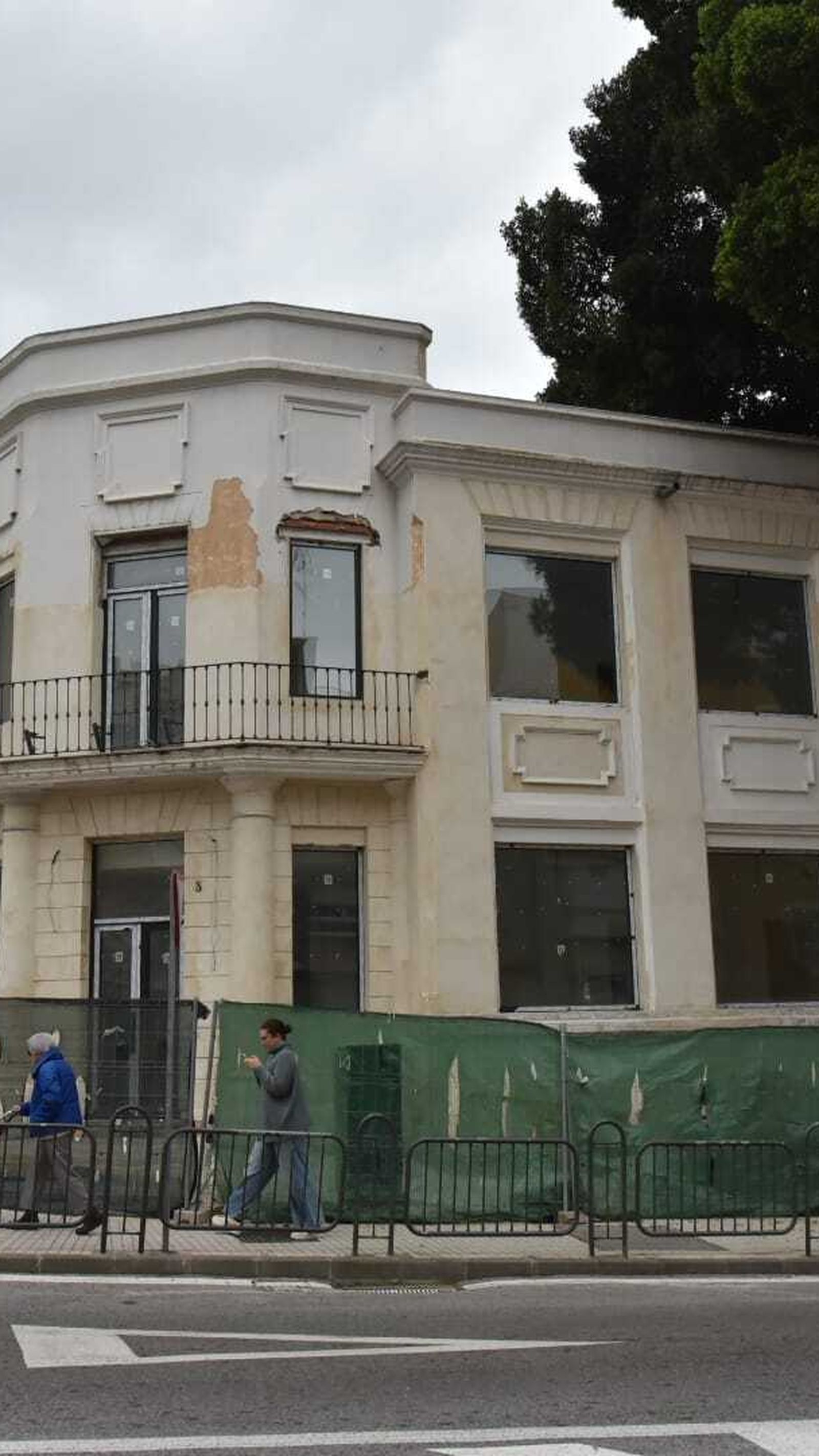 El antiguo palacete de la calle Ruiz Zorrilla y su ficus.