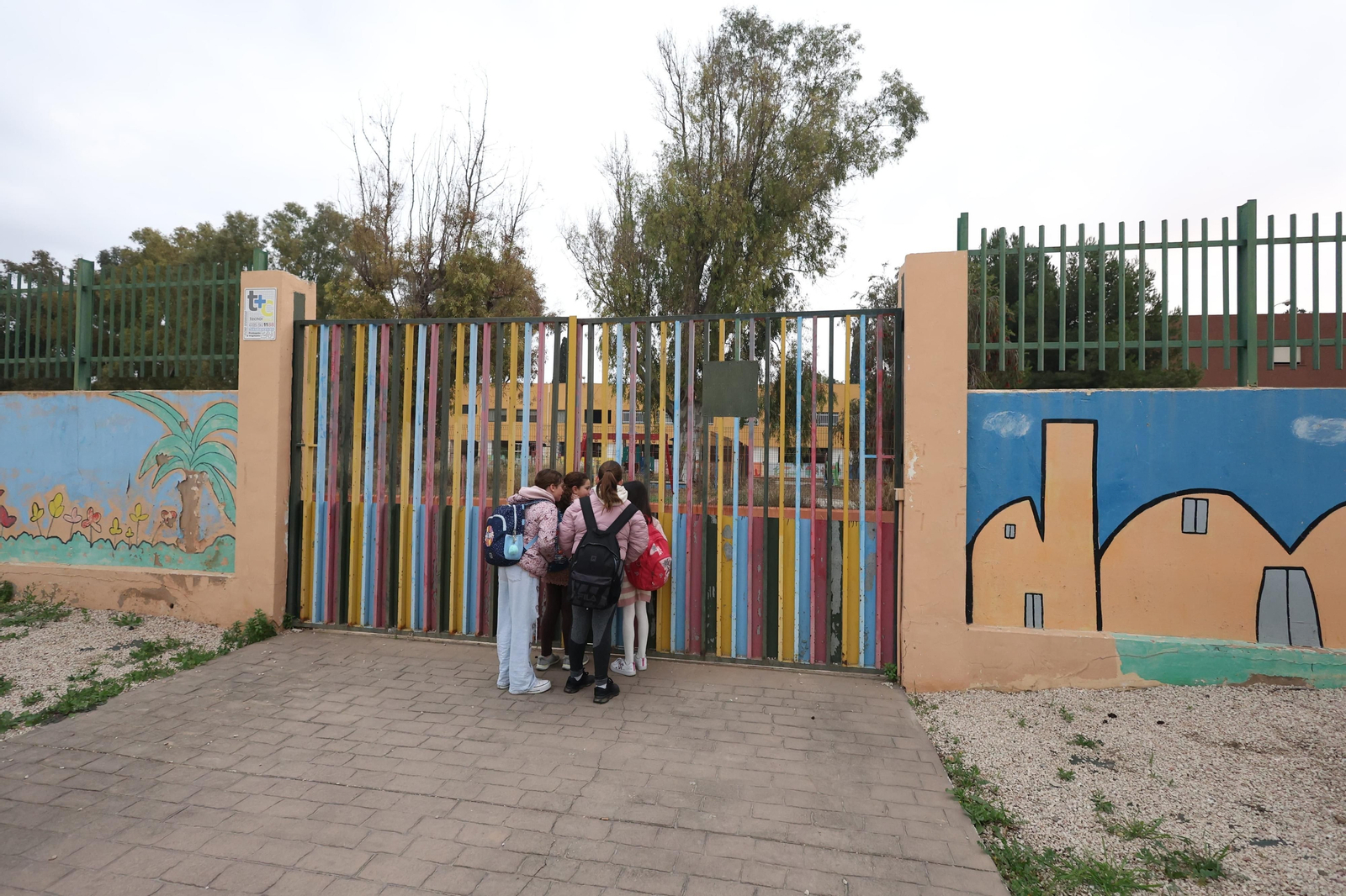 Unas niñas a las puertas del colegio Intelhorce, viendo su estado tras cinco años cerrado.