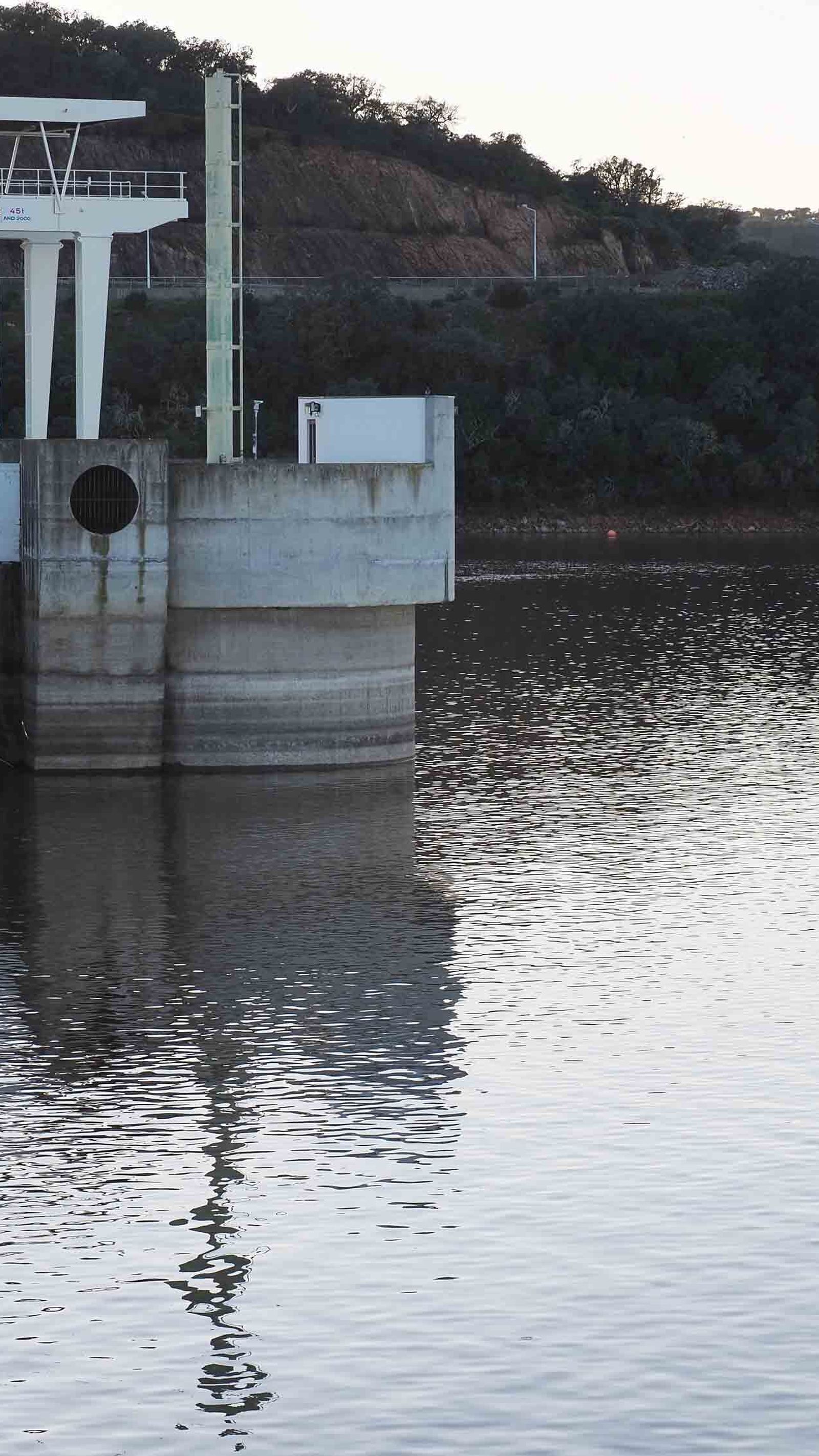 El embalse de Alqueba en Portugal puede ser el alivio que espera la agricultura onubense.