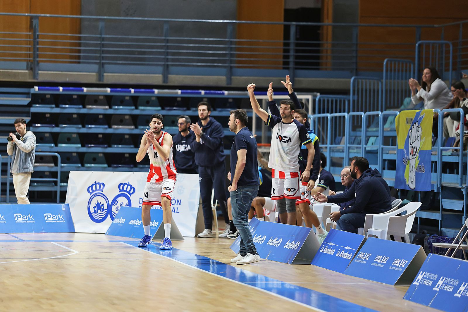 Imágenes del encuentro de baloncesto entre el Ciudad de Huelva y el Damex UDEA Algeciras
