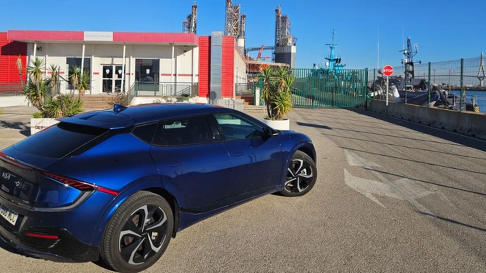 Uno de los vehículos eléctricos que no pudo embarcar en el Ciudad de Valencia tras el veto de la compañía Armas Trasmediterránea