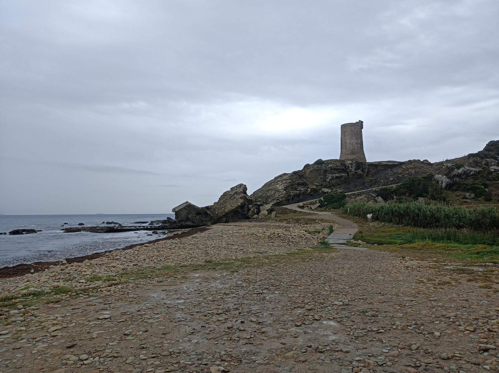 La cala junto a la desembocadura del Río Guadalmesí