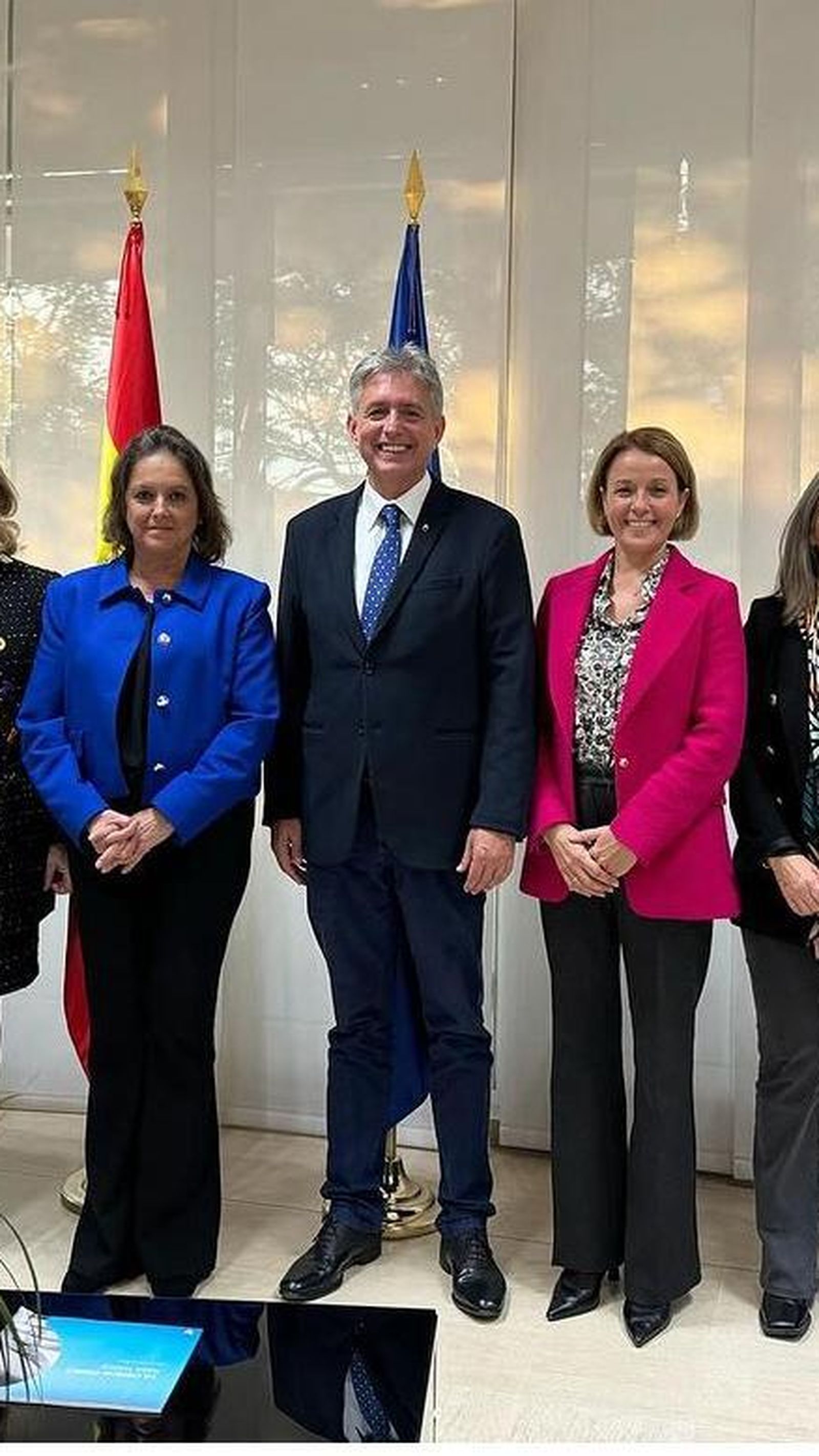 La consejera y representantes del Colegio de Fisioterapeutas de Andalucía.