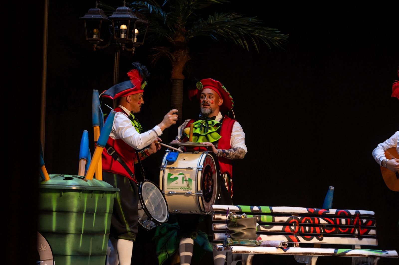 Imágenes de la actuación de la murga de Huelva "Los Lope de Pega" en el Carnaval Colombino