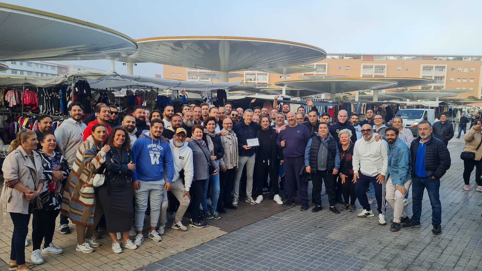 Vendedores ambulantes en la despedida a Rafael Moya.