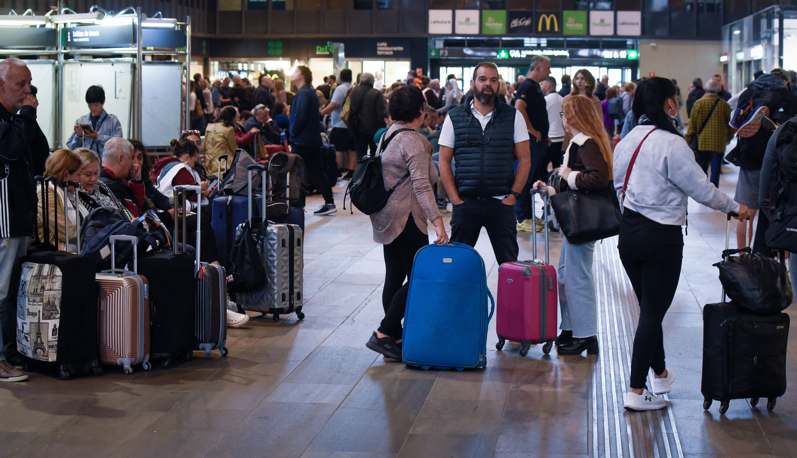 Colas de viajeros en la estación de Santa Justa esta semana tras la borrasca Bernard.