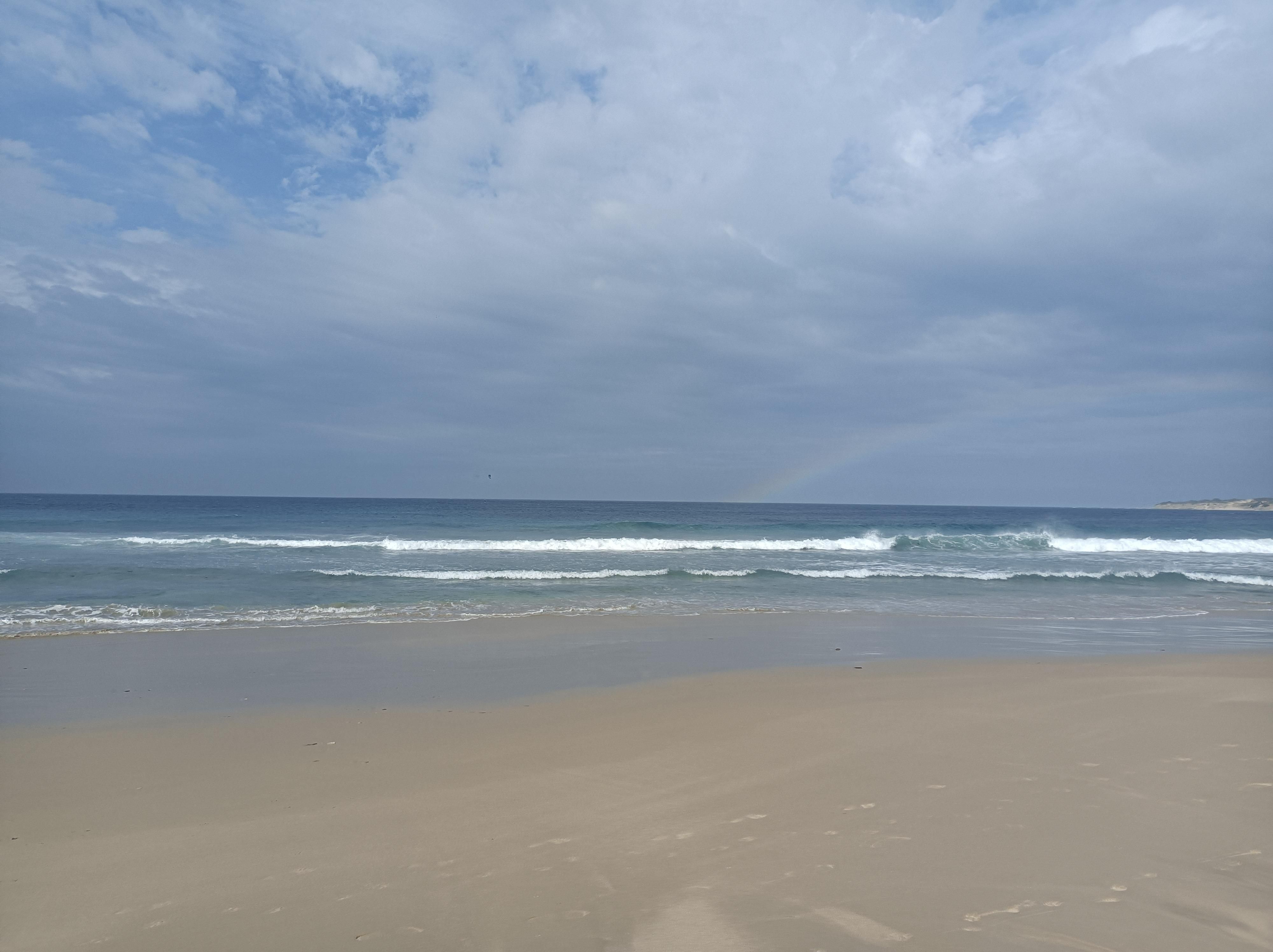 Caminamos por la orilla rumbo a la duna del fondo.