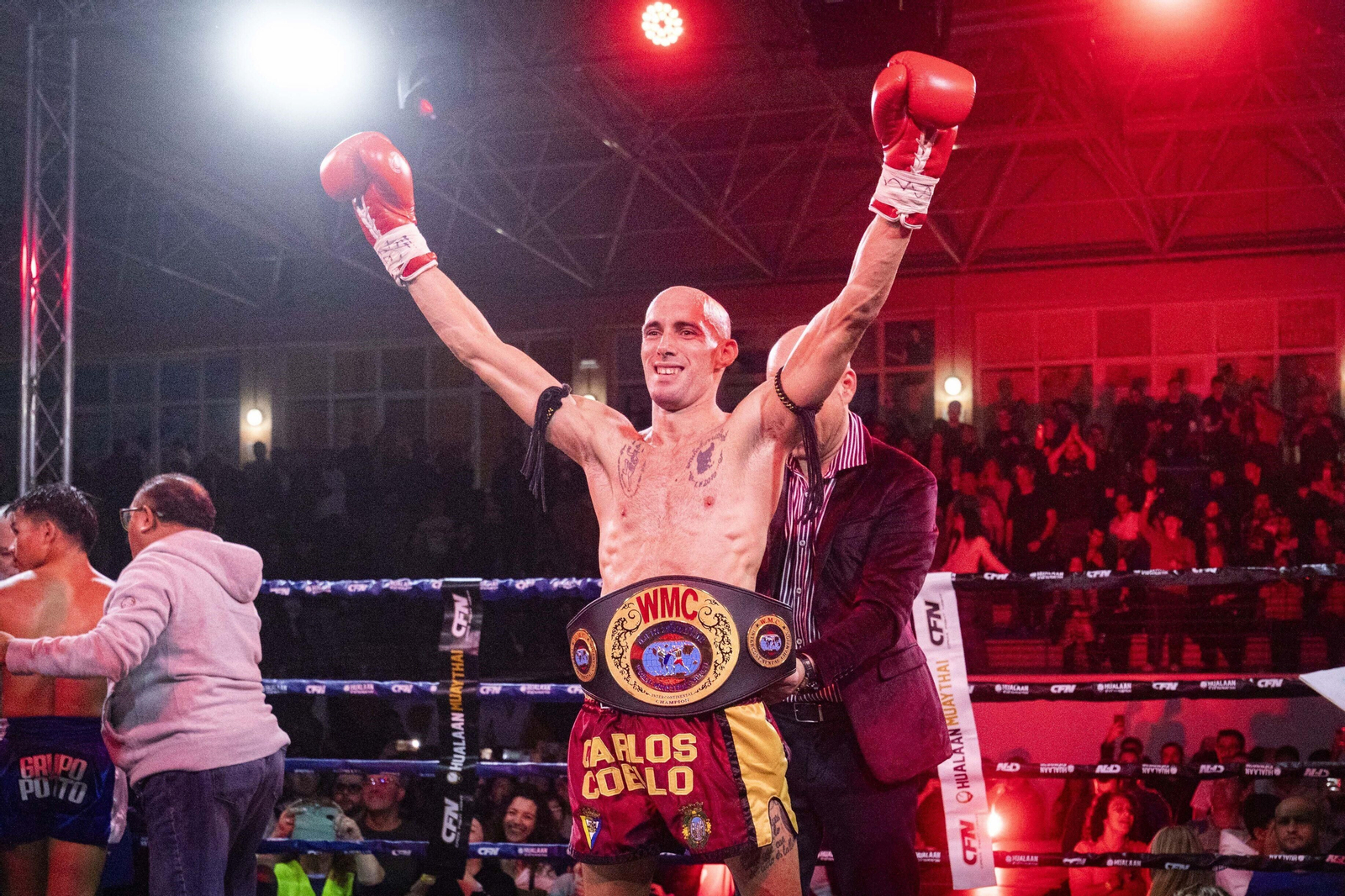 Brazos arriba del gaditano Coello mientras le colocan el cinturón que le acredita como campeón del mundo.