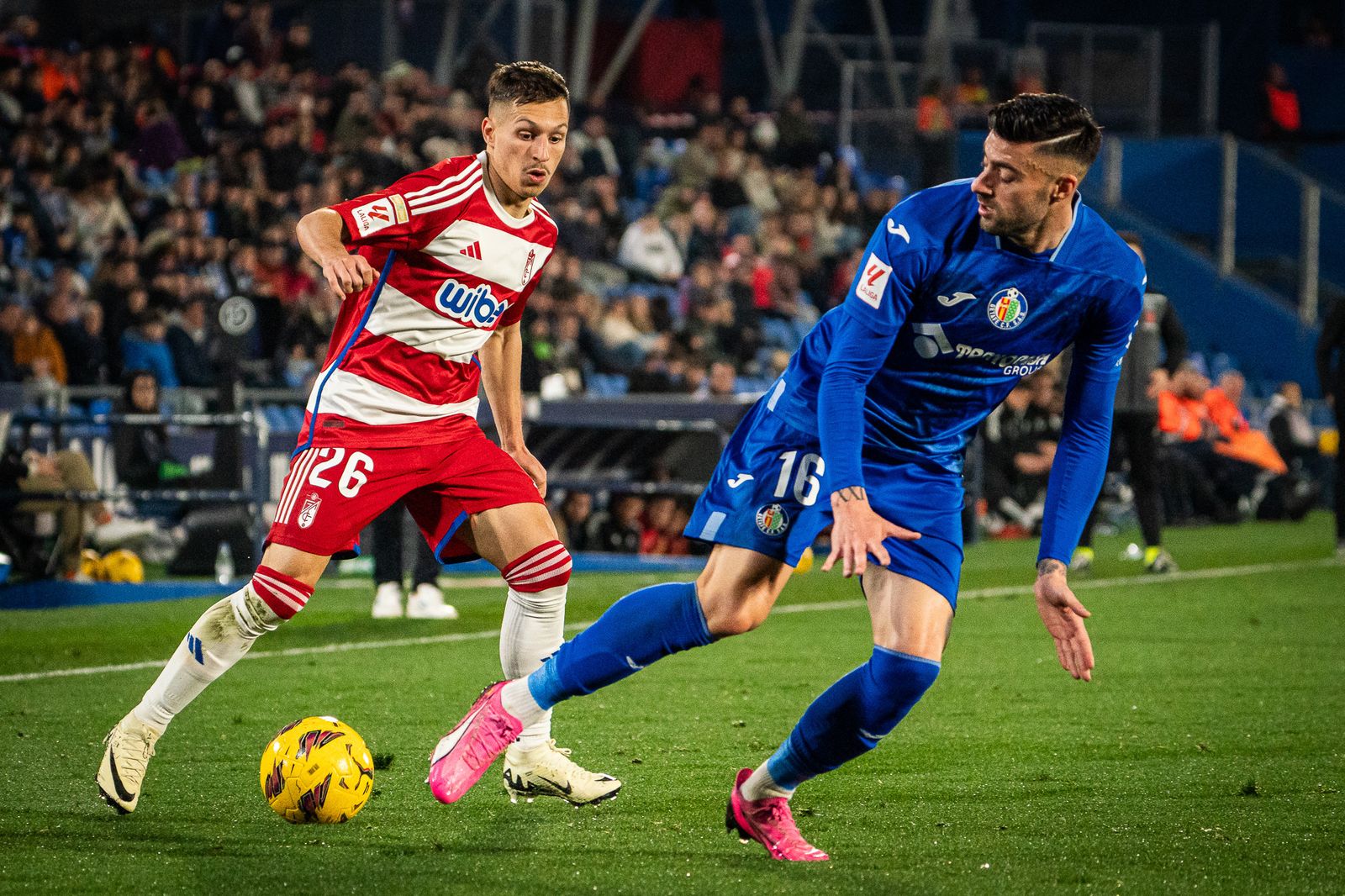 Bryan encara a Diego Rico en una acción del partido