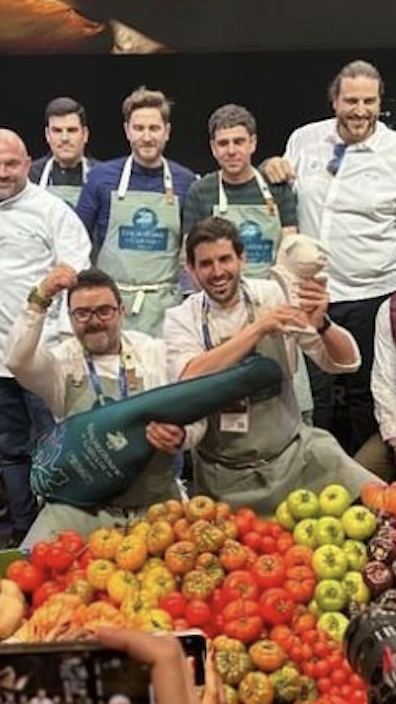 Celebración de la croqueta ganadora con Carlos Griffo y Xanty Elías entre el jurado