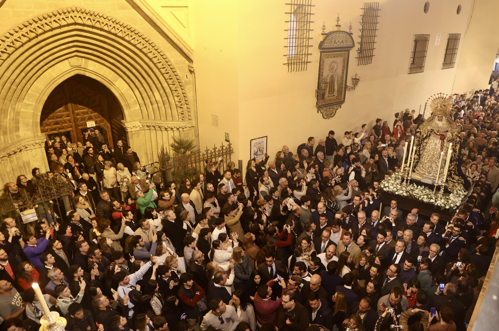Traslado de las imágenes de la Hermandad de la Esperanza de Triana a su capilla