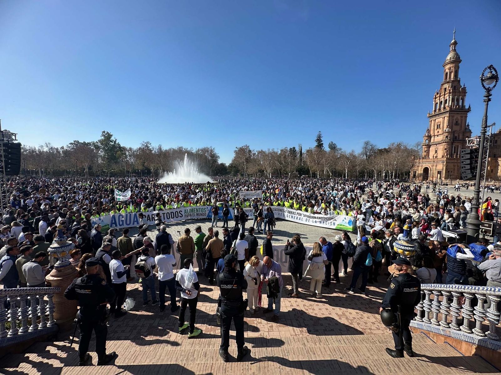 Las mejores imágenes de la manifestación de los agricultores de Huelva en Sevilla