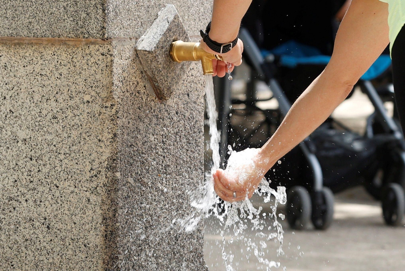 El agua fluye en una fuente pública, en una imagen de archivo.