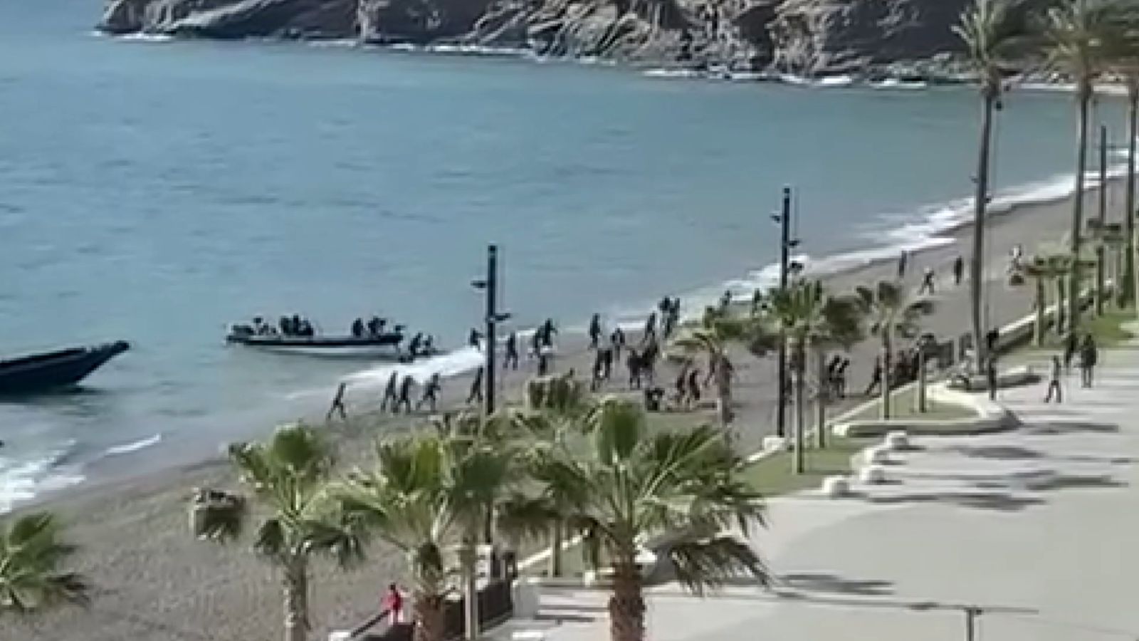 Dos 'narcopateras' desembarcan a cerca de un centenar de migrantes en la playa de La Rábita
