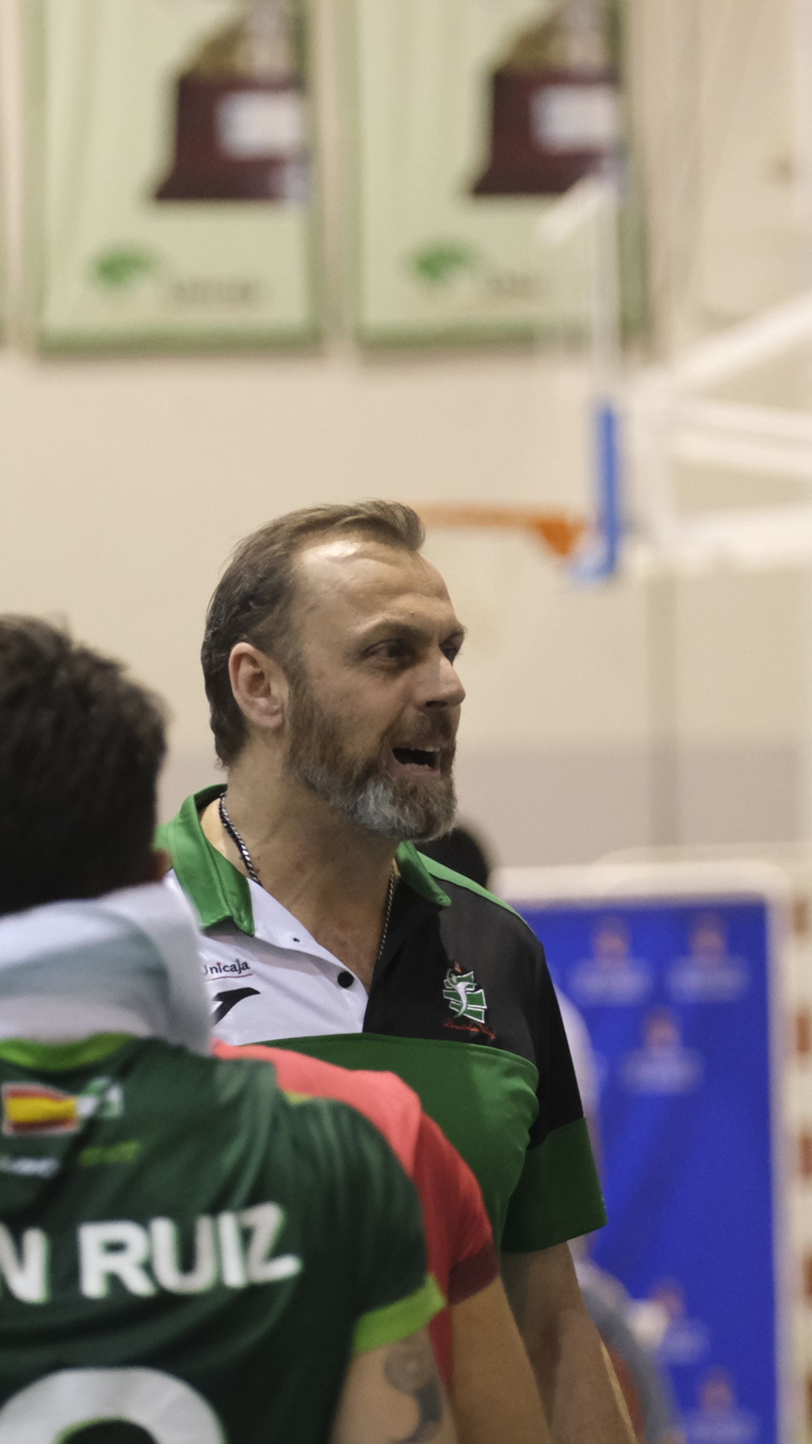 Charly Carreño se dirige a sus jugadores durante un tiempo muerto.