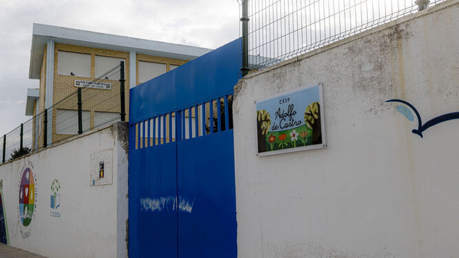 Puerta principal del colegio Adolfo de Castro, ubicado en la barriada de La Paz de Cádiz