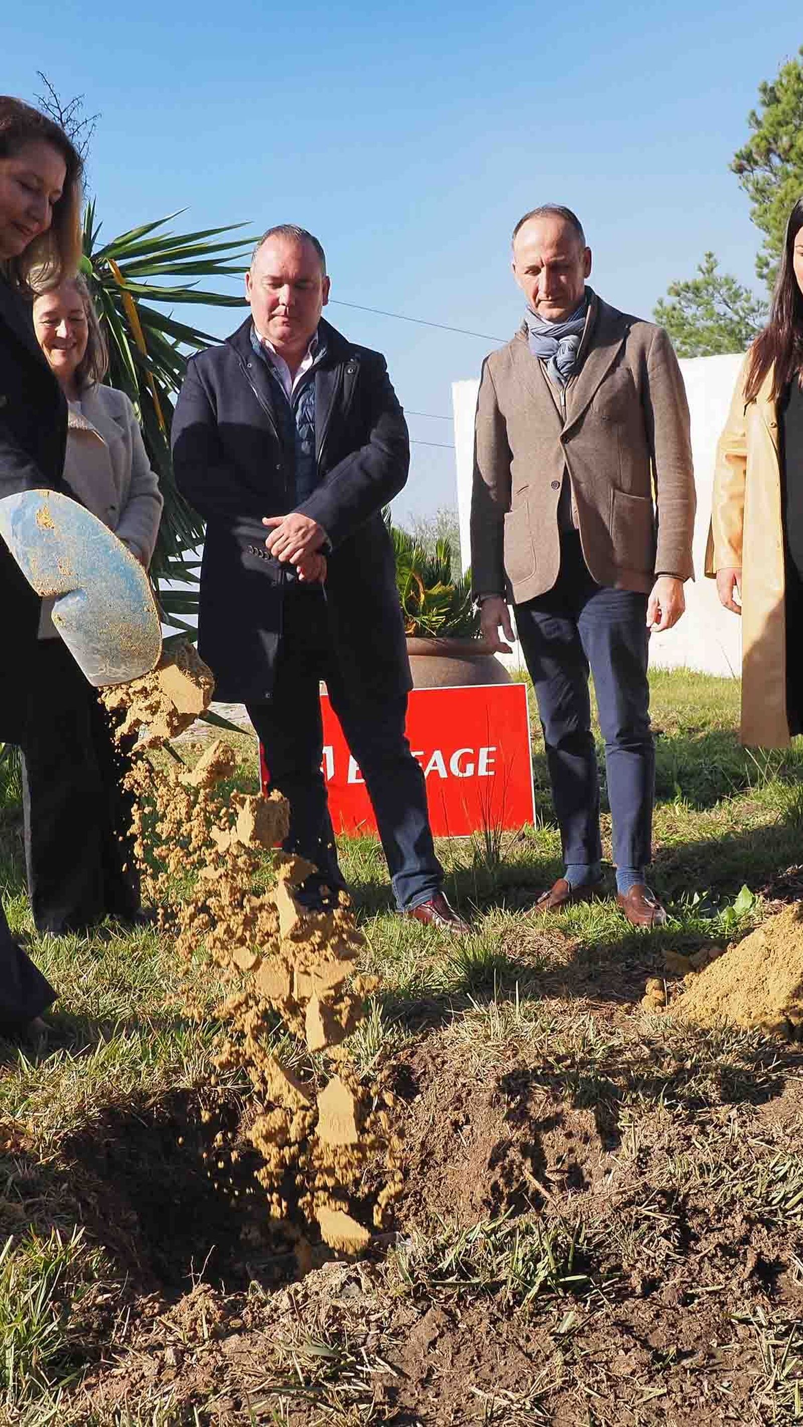 Momento en que la consejera de Agricultura coloca la primera piedra de los trabajos
