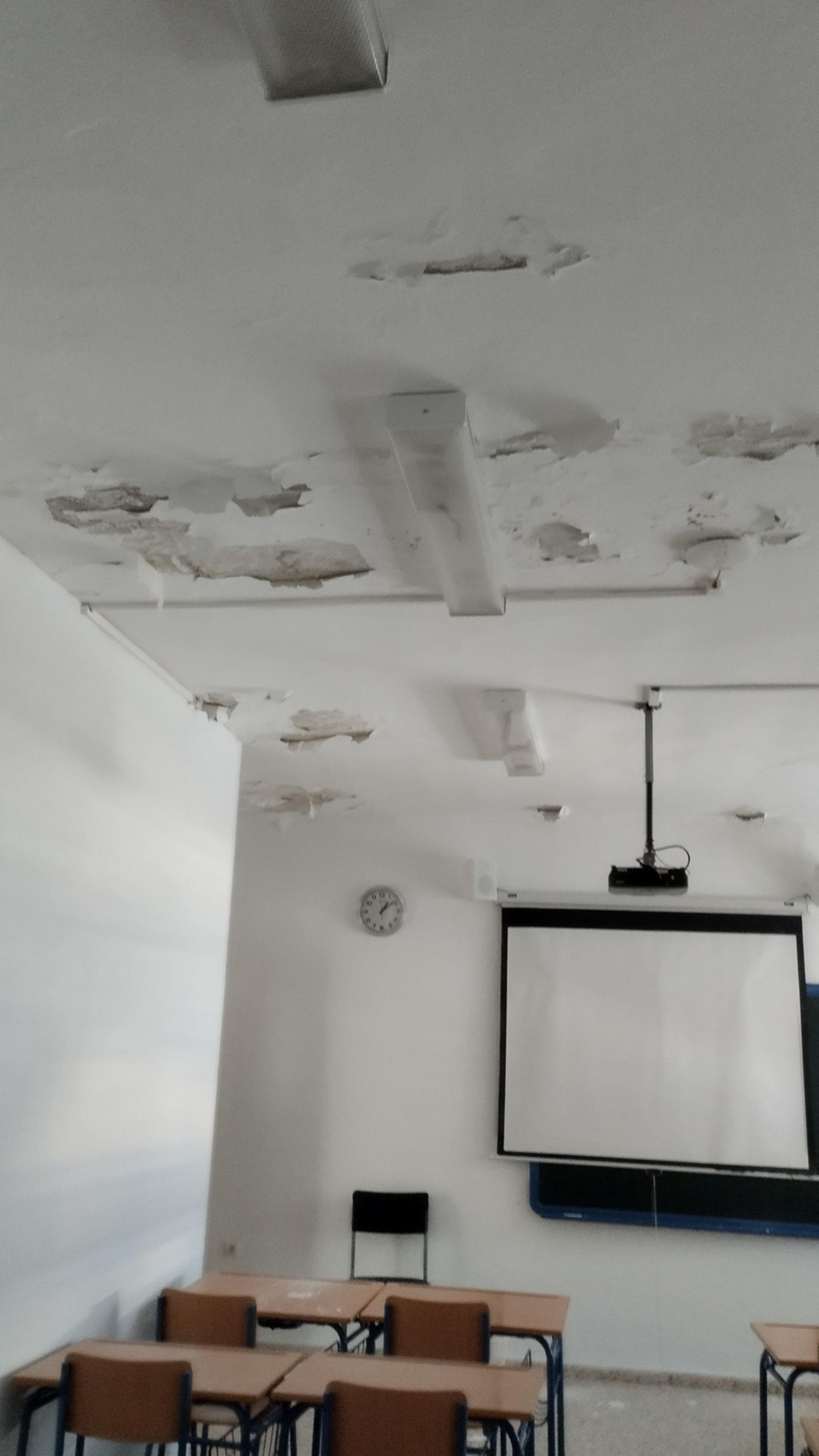 Una imagen del techo, dañado por la humedad y la lluvia.