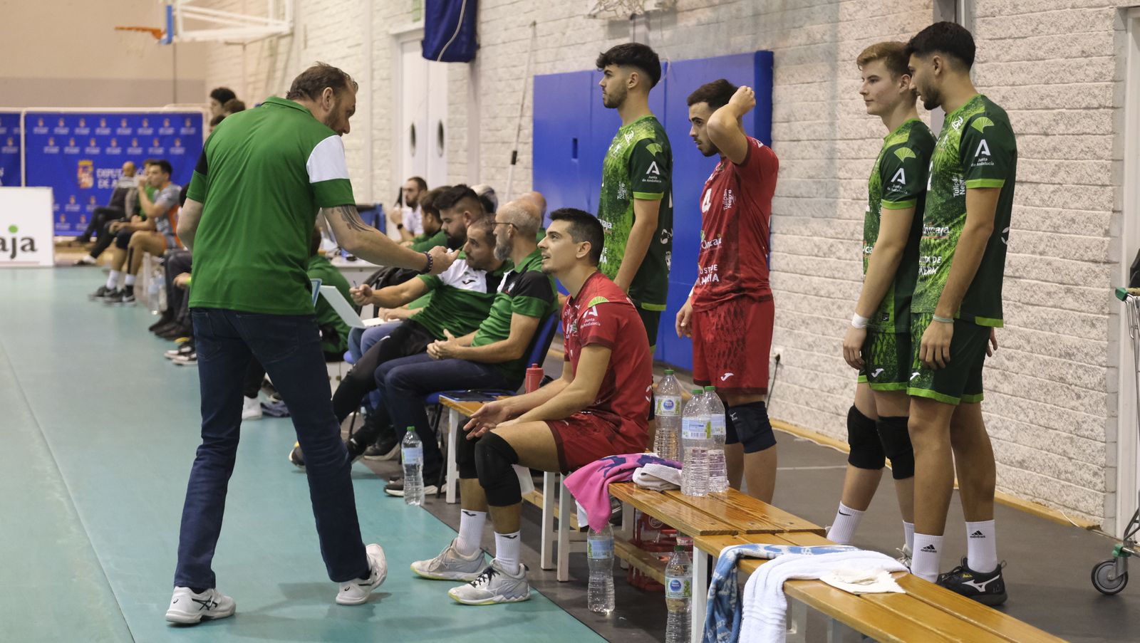 El entrenador y el líbero hablan en un tiempo muerto en el Moisés Ruiz.