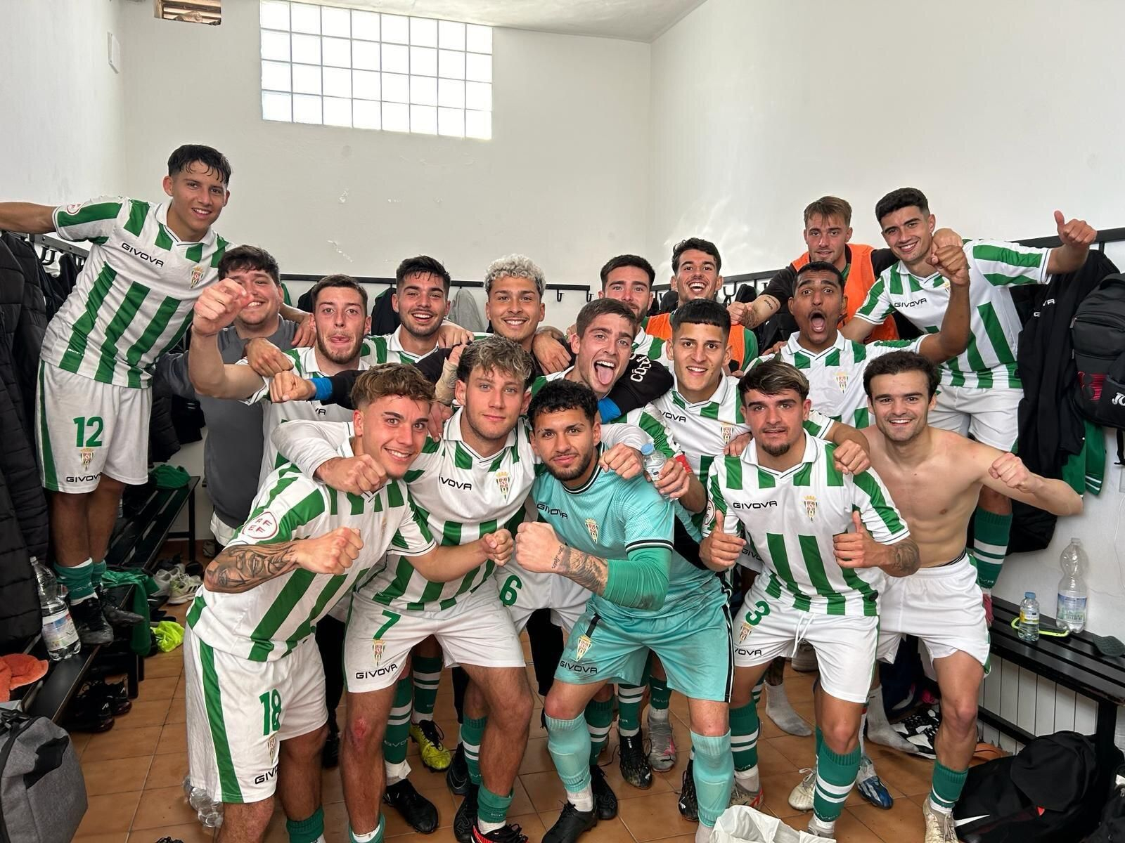 Los jugadores del Córdoba B celebran el triunfo ante el Cabecense.