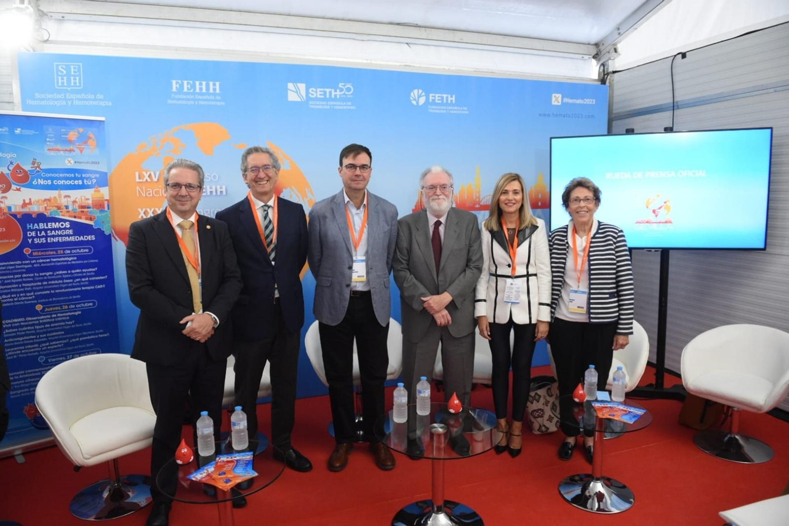 Los doctores José Antonio Pérez Simón, Ramiro Núñez, Santiago Bonanad Boix, Joan Carles Reverter, Dorotea Fantly y María Victoria Mateos Manteca, el pasado jueves en Sevilla.