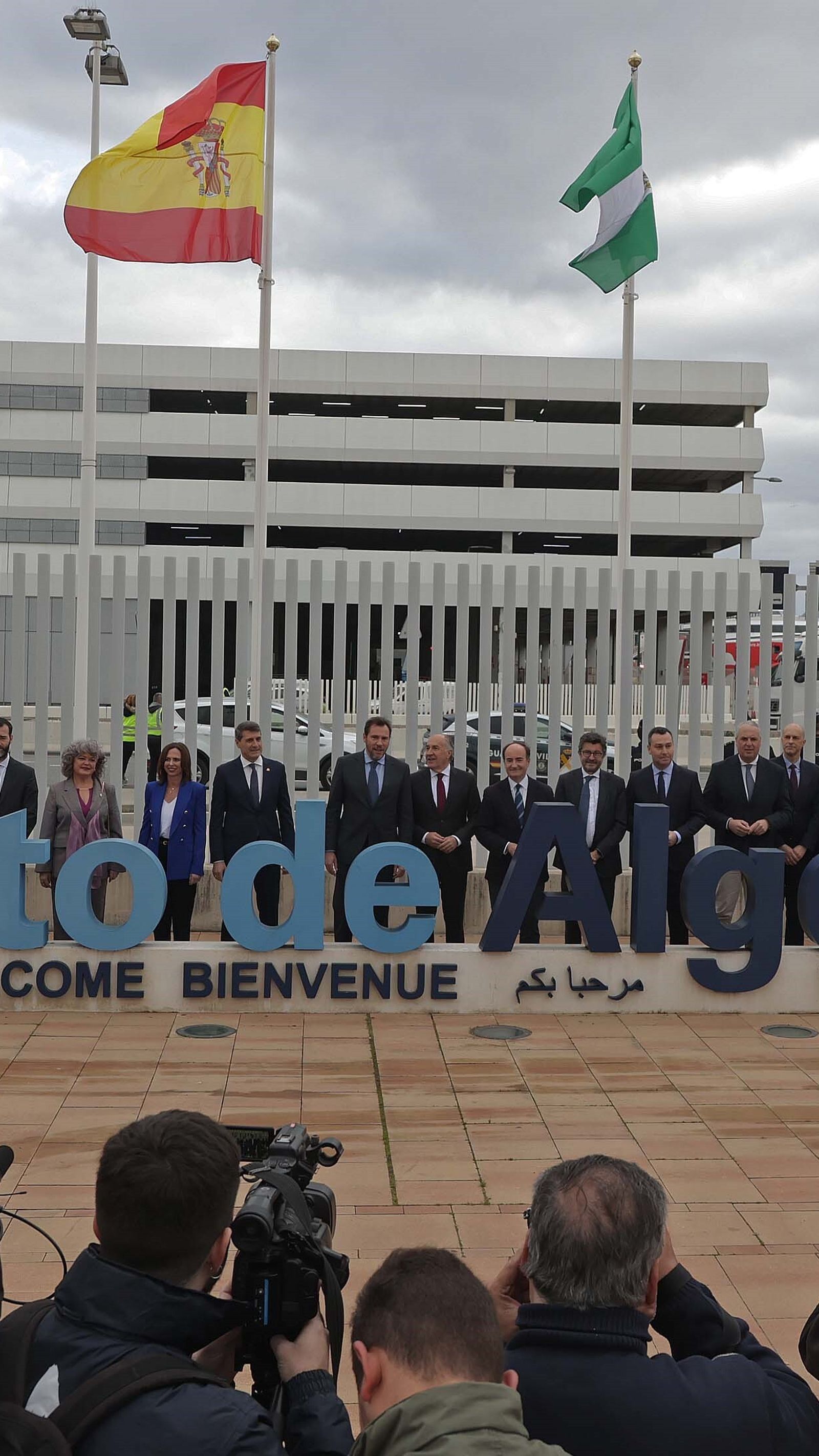 Las autoridades, en el acceso al Puerto de Algeciras.