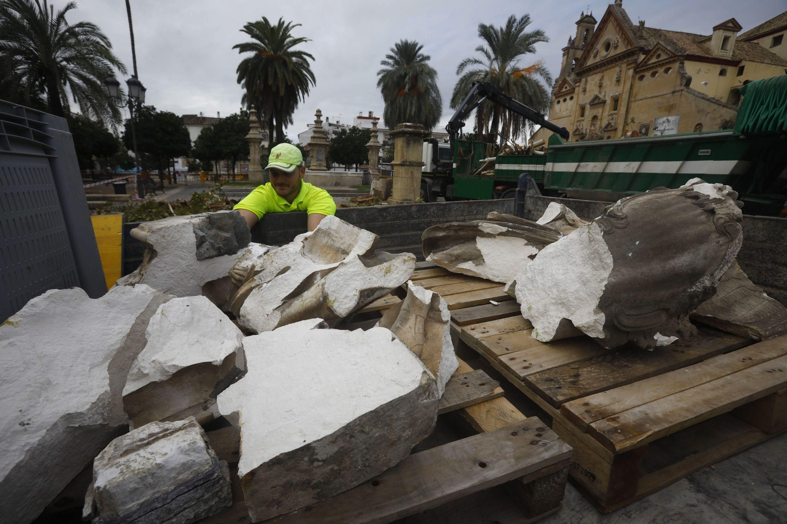 Operarios del Ayuntamiento retiran los restos del triunfo de San Rafael.