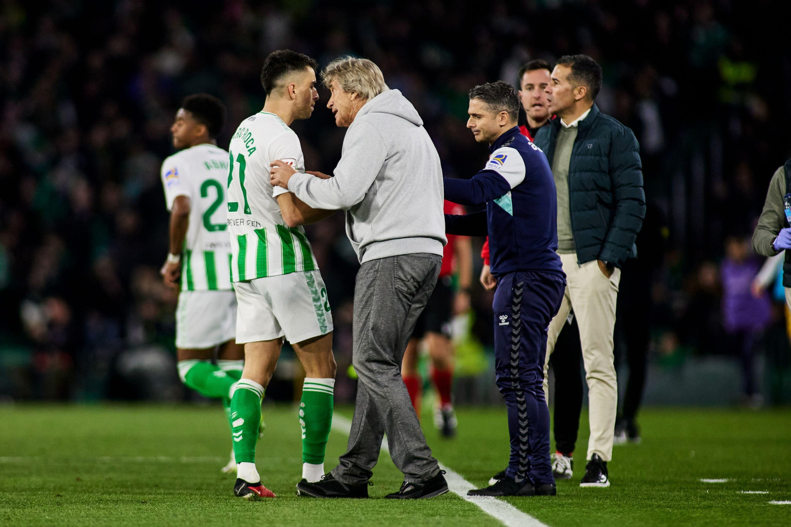 Pellegrini dialoga con Marc Roca.