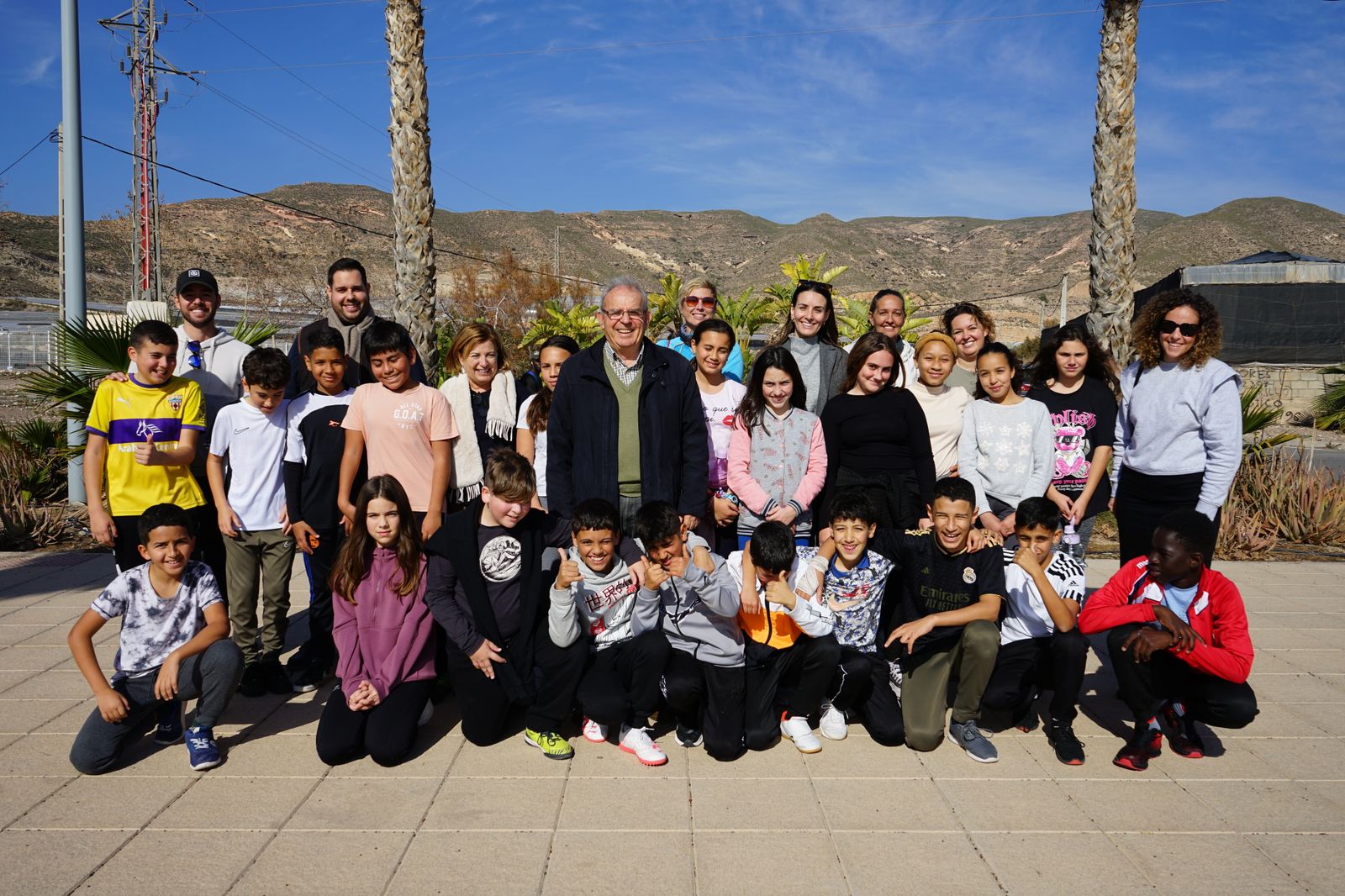 El alcalde con alumnos de los colegios Virgen de la Paz y Blas Infante